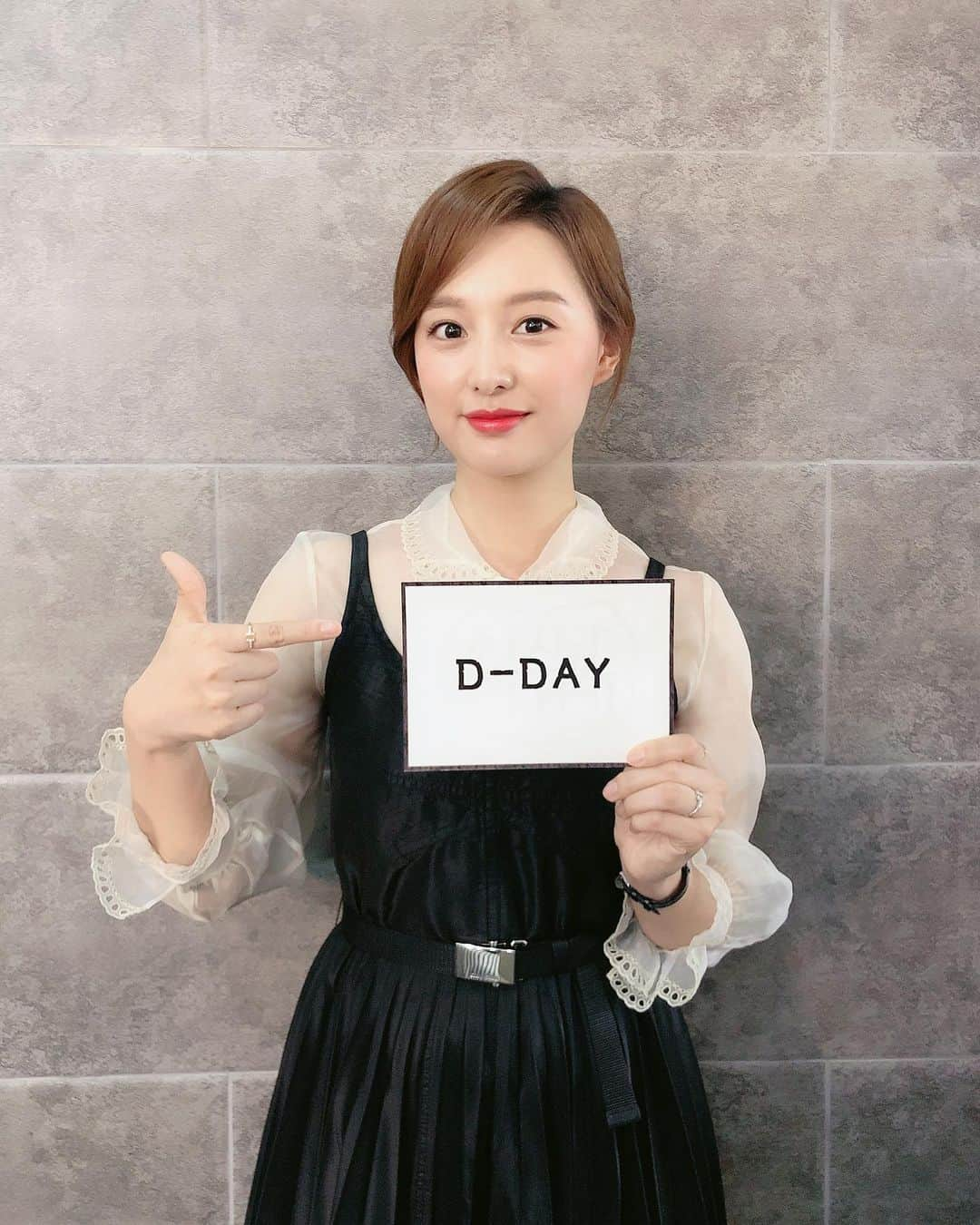 キングコングエンターテインメントさんのインスタグラム写真 - (キングコングエンターテインメントInstagram)「대망의 D-DAY🥳 오늘(1일, 토) 밤 9시, tvN <아스달 연대기>가 첫 방송됩니다! 많은 시청 부탁드립니다🥰 ⠀⠀⠀ #김지원 #KimJiWon #金智媛 #tvN #아스달연대기 #탄야 #디데이 #첫방송 #본방사수 #🌿 #✨」6月1日 19時00分 - kkbyss