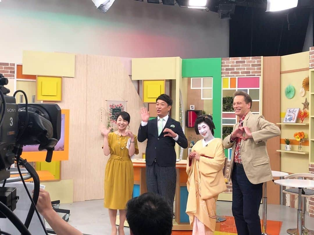 去来川奈央さんのインスタグラム写真 - (去来川奈央Instagram)「. 毎週土曜日 10:30〜11:55 生放送 『週末ライブ キモイリ！』 . 今日のコメンテーターは #ジェフバーグランド さん ゲストは #宮川町 の 芸妓 の#叶千沙 さん💕 お美しい〜☺️ 青もみじ柄のお着物も爽やかでとても素敵でした✨ . #kbs京都 #キモイリ#木本武宏 さん #キモイリちゃん #アナウンサー #フリーアナウンサー #生放送 #京都 #kyoto #フリーアナウンサー去来川奈央」6月1日 19時33分 - nao.isagawa