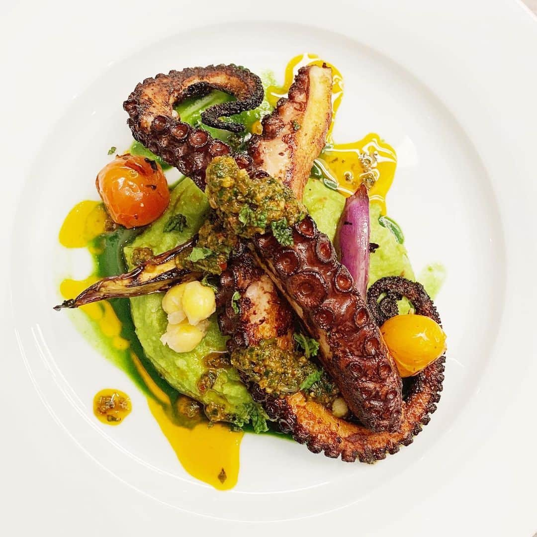 DJキャレドさんのインスタグラム写真 - (DJキャレドInstagram)「@chefmelissazunga always making different vibes! All part of the @ww #FREESTYLE living!  Grilled octopus over a fava bean purée topped with a spoonful of chickpeas, blistered cherry tomatoes, smoked paprika sauce verde. 6 smart points 🔑  #WellnessThatWorks *People following the WW plan can expect to lose 1-2 lbs/wk. #wwambassador #ad」6月1日 19時01分 - djkhaled