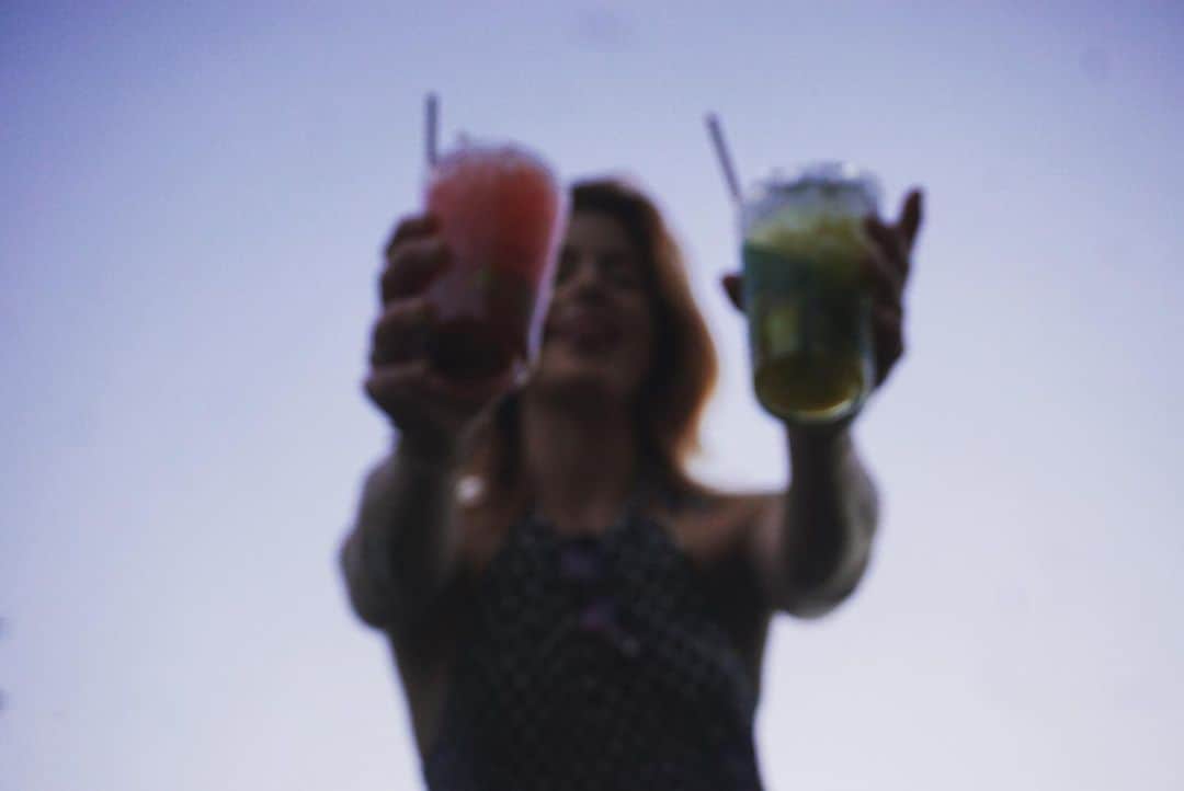 エミリー・ベット・リカーズのインスタグラム：「Decisions are hard, alcohol」
