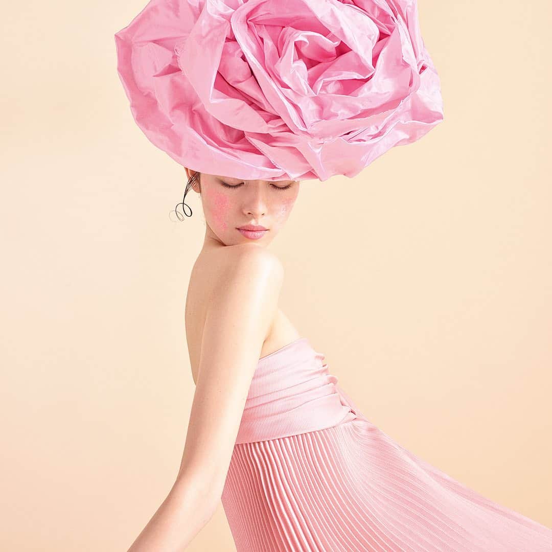 カリーヌ・ロワトフェルドのインスタグラム：「@feifeisun is June! 🌸  @mario_sorrenti @esteelauder @crstudio  #crwomen2019 @matthew_parr」