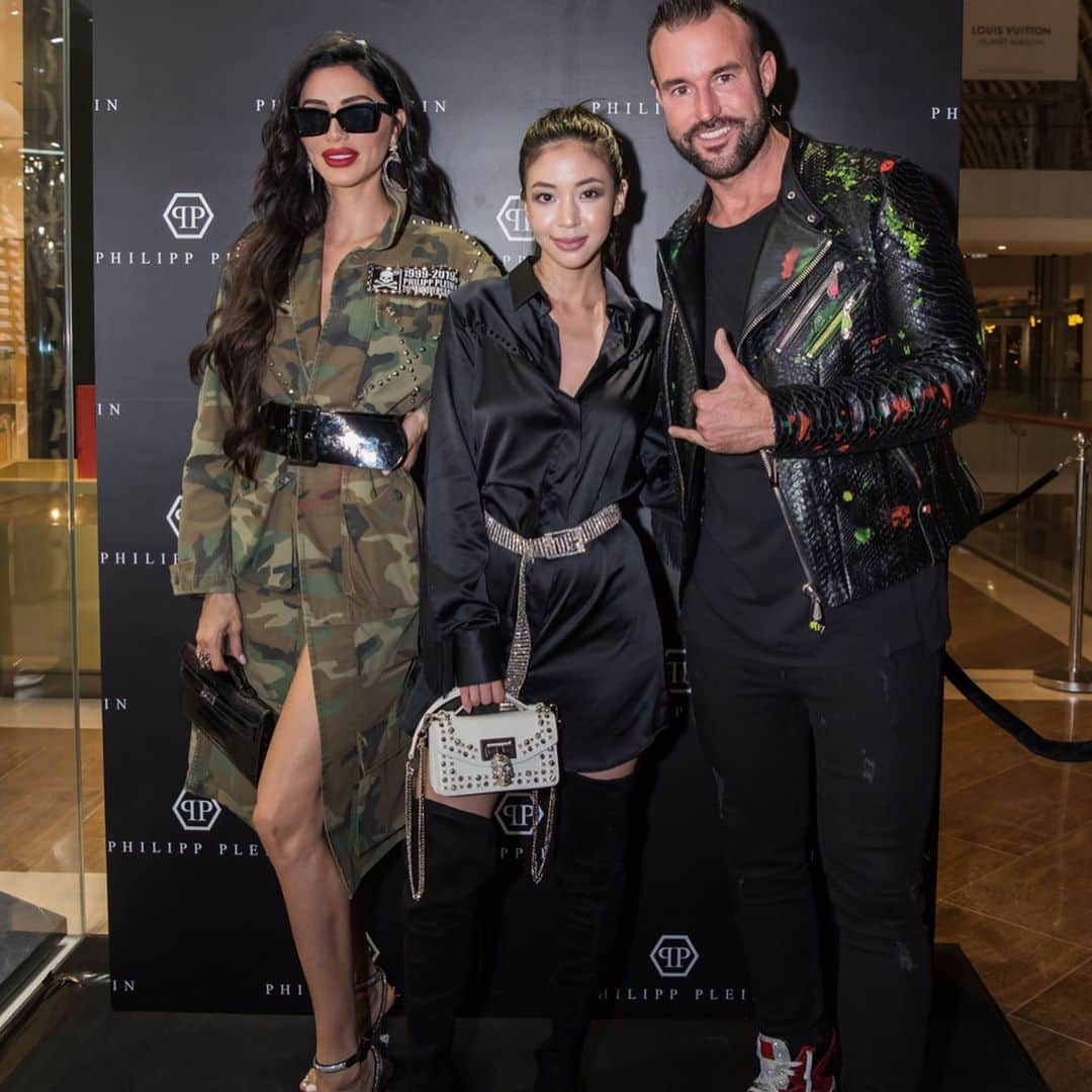 アマンダ・チャンさんのインスタグラム写真 - (アマンダ・チャンInstagram)「Edgy, unbridled and unapologetically extravagant.  @philipppleinofficial has arrived in Singapore with the launch of his first South East Asia flagship. It was so fun meeting Philipp and wearing this Fall Winter 2019 fringe shirt dress.  #PhilippPlein #PhilippPleinSG #PhilippPleinSEA」6月1日 19時07分 - amandachaang