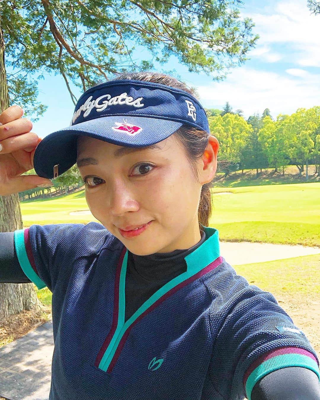 石田美奈子のインスタグラム：「. 𝕘𝕠𝕝𝕗 . 6月に入りましたね。 毎日が過ぎるのが早くて、今年ももう半分近く経っていることにびっくり！ 6月もよろしくお願いします☺︎ . 先日の#ゴルフ 。 最近よく行っている#ヌーヴェルゴルフ倶楽部 へ。 最高のお天気で、気温は32℃！ 暑かったー🌞 下手なので、走り回って体力消耗するゴルフ。 早くエコゴルフができるくらい上手くなりたいです(´∀｀) コースだけじゃなくて練習も行かなきゃ☺︎ 夏前なのに既にかなり日焼けしている自分がコワイ(´⊙ω⊙`) . #ゴルフ初心者 #ティーショット . ⛳️ → #minako_golf . #golf #golfwear #golfer #pearlygates #masterbunny #ゴルフ女子 #ゴルフウェア #ゴルフコーデ #ゴルフ女子コーデ #ブリーフィング #ゴルフ動画 #⛳️」