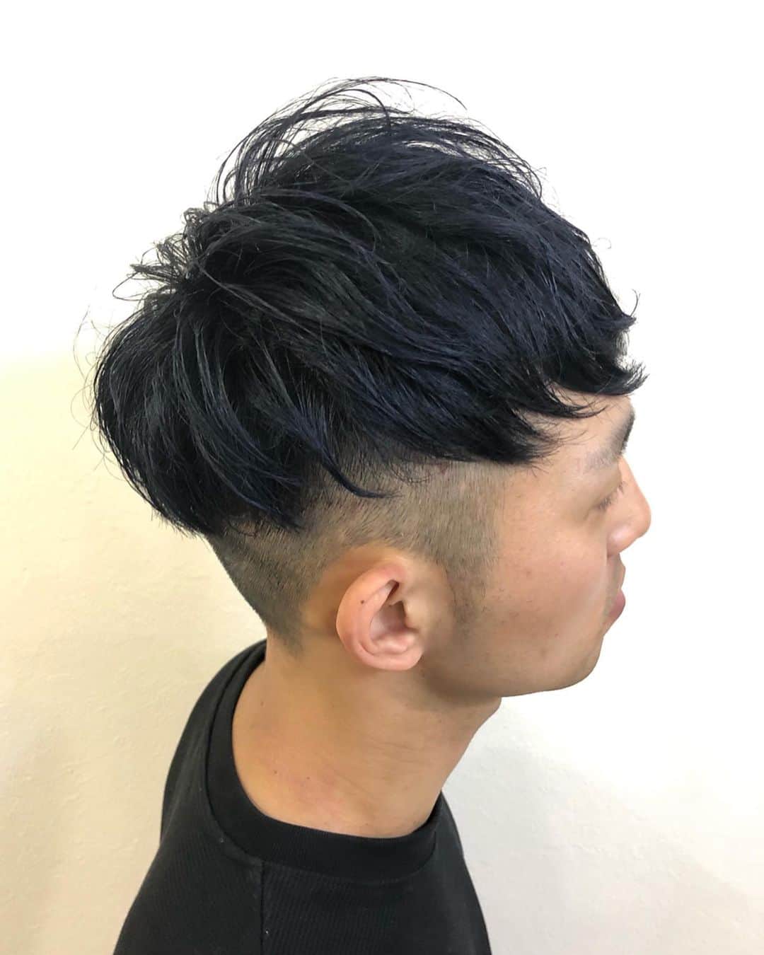 salon PRATiNO(サロンプラチノ)のインスタグラム：「. ✂️メンズカット&カラー✂️. . BLUE BLACKカラー💙🖤 光の加減でBLUEに見える❗️ 暗くはしたいけど 人とは少し違う感じにしたい方に オススメ！ カットも刈り上げてサッパリ❣️ . . 【CLAVIS PRATINO】 ◇月曜日～土曜日 11:00～20:00 ◇日曜日 11:00～18:00 ※時間外はお問い合わせください。 愛知県名古屋市中区錦3-4-19石垣ビル７Ｆ ☎︎052-962-7017 . . #hairstyle #hair #cornrow #clavispratino #pratino #hairsalon #FIBREPLEX #nagoya #haircolor #love #特殊ヘア #ブラックヘア  #コーンロウ #ブレイズ  #派手髪 #ヘアカラー  #外国人風カラー#バレイヤージュ #グラデーション  #美容室 #ヘアサロン #クラビスプラチノ #名古屋 #栄 #錦」