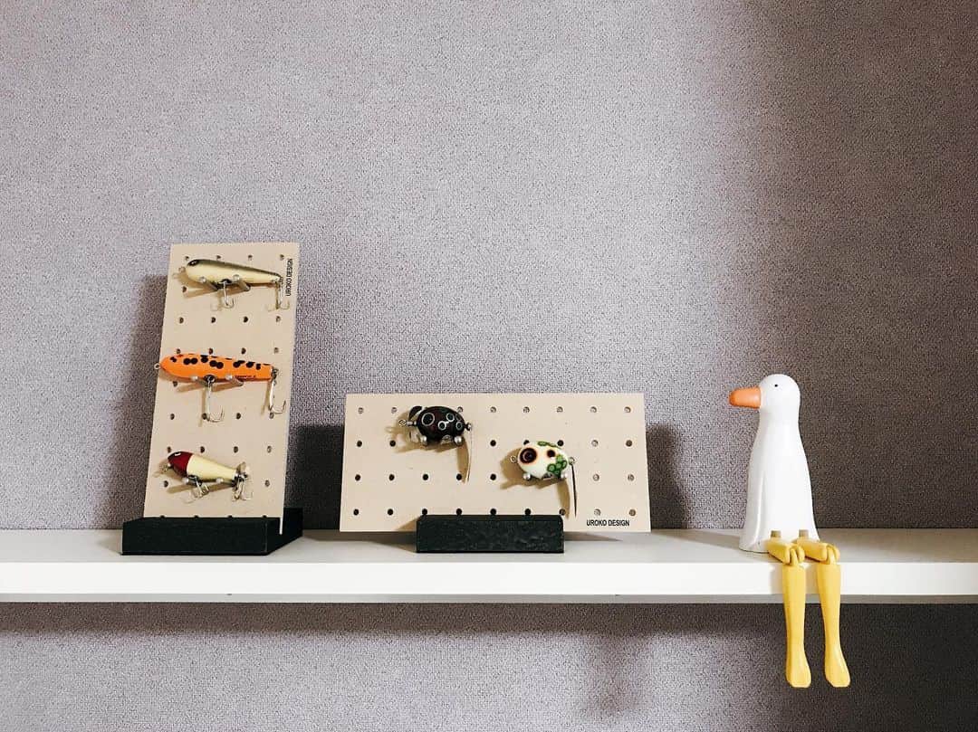石川文菜さんのインスタグラム写真 - (石川文菜Instagram)「. . . 我が家には二体のお文さんがおりまして、こちらの方は先に登場したお文さんとは別の方です。 . . . lurestandは @uroko_design さんのものです。 . 釣り具をインテリアにさせてくれる家具を作っているので、私の部屋作りに欠かせないものになっています。 . . これはボードを縦・横好きなようにセッティング出来て、付属のピンをルアーサイズに合わせて挿せるので私はそれぞれの飾り方にしています。 . . . 飾っているルアーの中でも @kinoshita_shintaro さんのお店経由で迎えた @handsome_lures さんのルアーが一番のお気に入り。 . . . #pic #photo #fishing #fishinglife #bassfishing #basslures #lure #bun_shigalife」6月1日 19時28分 - bun0404