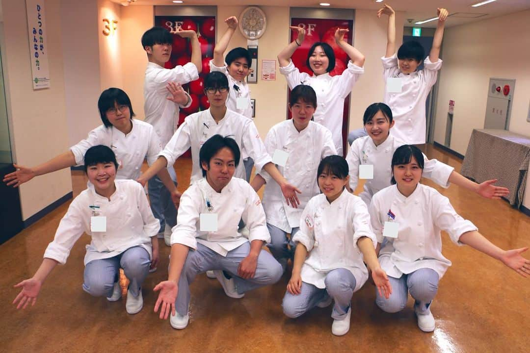 神戸製菓専門学校（公式）さんのインスタグラム写真 - (神戸製菓専門学校（公式）Instagram)「🌈本日6月1日から🌈 いよいよAOエントリーがスタート‼️🙂皆さん少し緊張した表情でしたが、実習では楽しそうに学生スタッフや先生とお話しされていました🎶 洋菓子実習は#フルーツタルト パン実習は#チョコチップメロンパン を作りました🎶  エントリーシートを持参していただくと、当日AO面談を受けることができますよ📝😌 🍰6月の日程はココからチェック🥐 →kobeseika.ac.jp/opencampus/oc/  来週6/8(土)は特待生選抜制度試験対策講座つきオープンキャンパスです📝国語の対策もバッチリして、授業料免除に挑戦しよう✨👌 #神戸製菓 #神戸製菓専門学校 #オープンキャンパス #AO入試 #お菓子作り #お菓子好きな人と繋がりたい  #タルト #パン #パン職人 #メロンパン #パン作り #ブーランジェ #神戸 #三宮 #神戸カフェ #三宮カフェ #神戸観光 #入試 #専門学校 #製菓専門学校 #instasweet #instagood #kobe #bekobe #pattistagram2019」6月1日 19時22分 - kobeseika_info