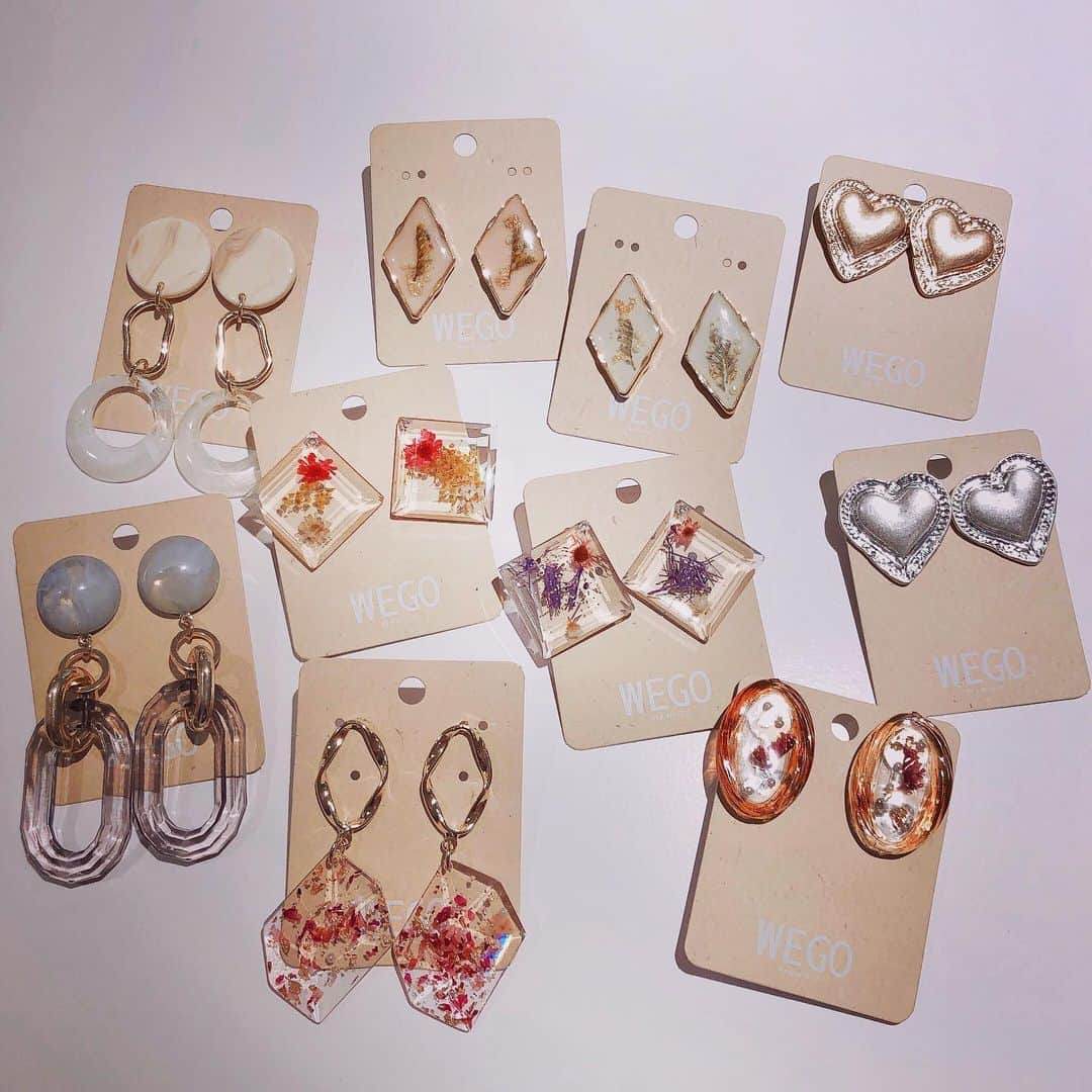 のインスタグラム：「🐇new arrivals 🐇 . . 新作のピアスが入荷中❤️ クリアやドライフラワー等がおすすめです🌼🌼 . . お値段は¥390〜 . . . #wego#wegogoods#accessory#instagood#instafashion#metal#heart#flower#ドライフラワー#harajuku#kawaii#プチプラ#プチプラアクセ#MERY#rili_tokyo#置き画くら部#おしゃれさんと繋がりたい#멋스타그램#패션#패션스타그램」