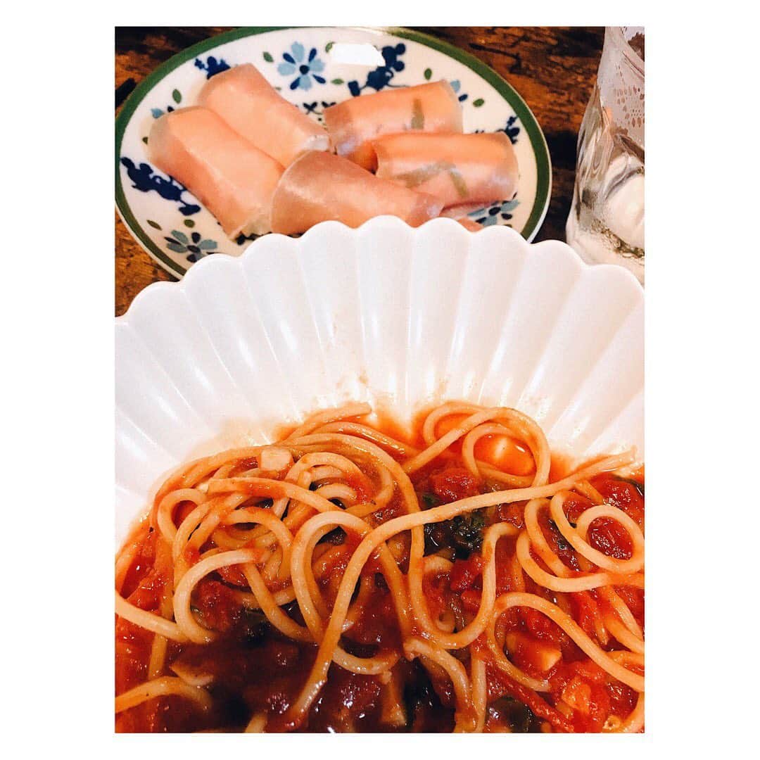 武田梨奈さんのインスタグラム写真 - (武田梨奈Instagram)「🍽﻿ 少しずつだけど、。﻿ 見様見真似で作ってみてます🍳﻿ ﻿ 一つのおかずを作るだけでものすごく時間が掛かってしまう。要領悪い。うぅ。 テキパキ料理できる人かっこいいなぁ😐✨﻿ とりあえず、試行錯誤しながら、続けてみよう。 ﻿ 「得意料理は○○です」とか言ってみたいヨ﻿🤞﻿」6月1日 19時26分 - rinatakeda615