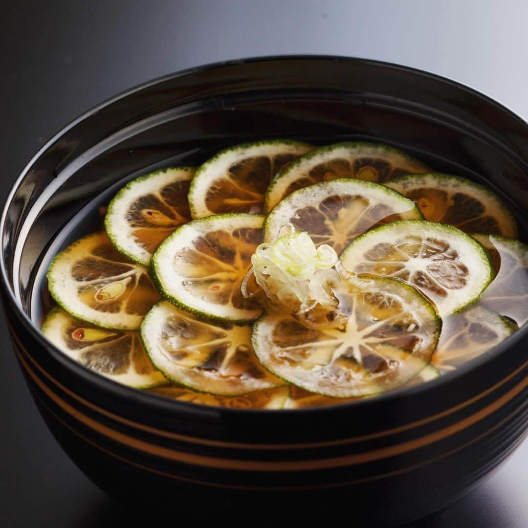 ホテル ニューオータニさんのインスタグラム写真 - (ホテル ニューオータニInstagram)「Chilled Udon with "Kabosu" Citrus﻿ ﻿ Udon noodles topped with slices of Kabosu citrus fruit. Full of savor and vitamins for a refreshing summer treat! (Noodle Shop Mendokoro NAKAJIMA)﻿ ﻿ 『冷製香りカボスうどん』﻿ ﻿ 最高級のまぐろ節と京都の柔らかな天然水でとった上品な出汁に、ビタミンたっぷりのカボスの酸味を効かせた冷製稲庭うどん。爽やかな香りと上品な出汁を味わう夏の一杯です。(麺処 NAKAJIMA)﻿ ﻿ #うどん #カボス #麺処 #稲庭うどん #冷麺 #夏メニュー #赤坂 #麺処nakajima #ホテルニューオータニ #udon #japanesenoodle #kabosu #noodles #japanesefood #tokyo #summertreat #akasaka #restaurant @hotelnewotanitokyo」6月1日 19時26分 - hotelnewotanitokyo