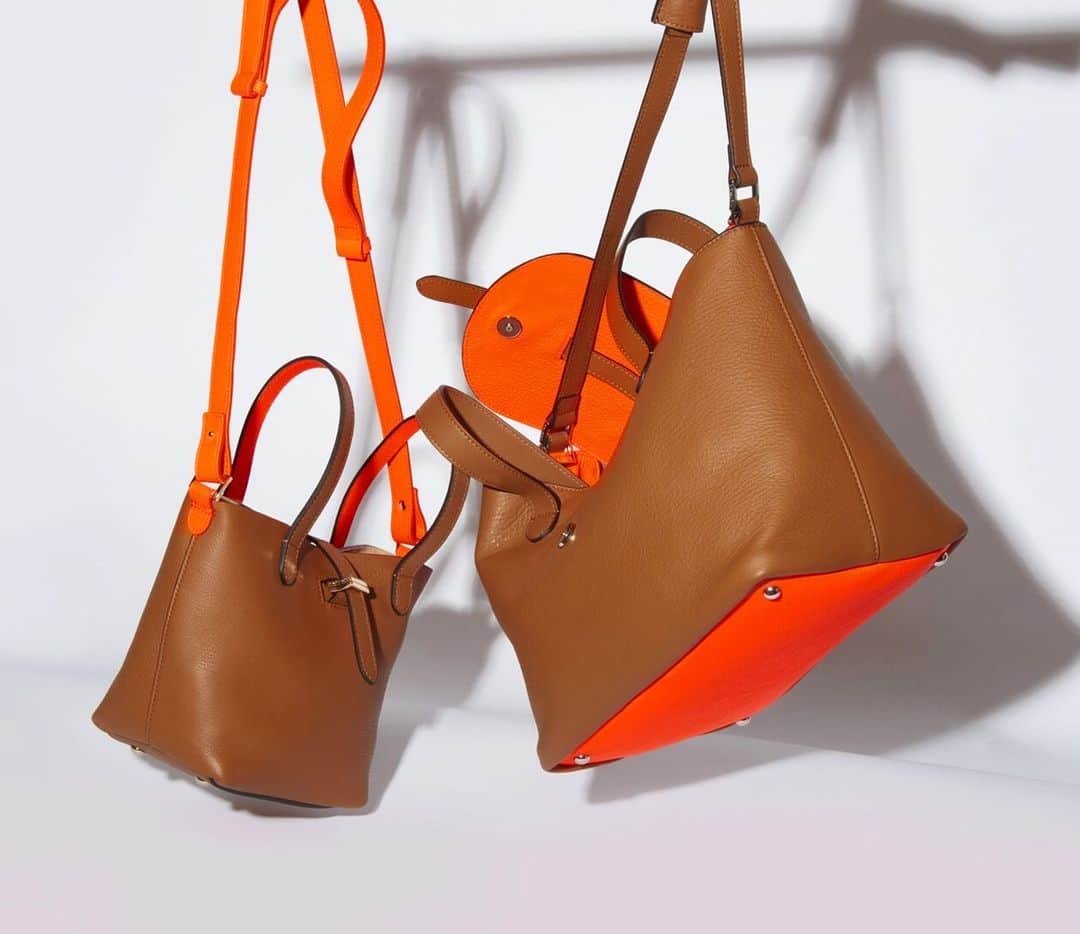 メリメロさんのインスタグラム写真 - (メリメロInstagram)「New Launch 🚀 Bright Neon: bring a touch of neon orange to your summer wardrobe ☀️ #melimelobags  #londonbrand #madeinitaly #mymelimelo  #melimelo  #bag  #bucketbag  #handbag」6月1日 19時26分 - melimelobags