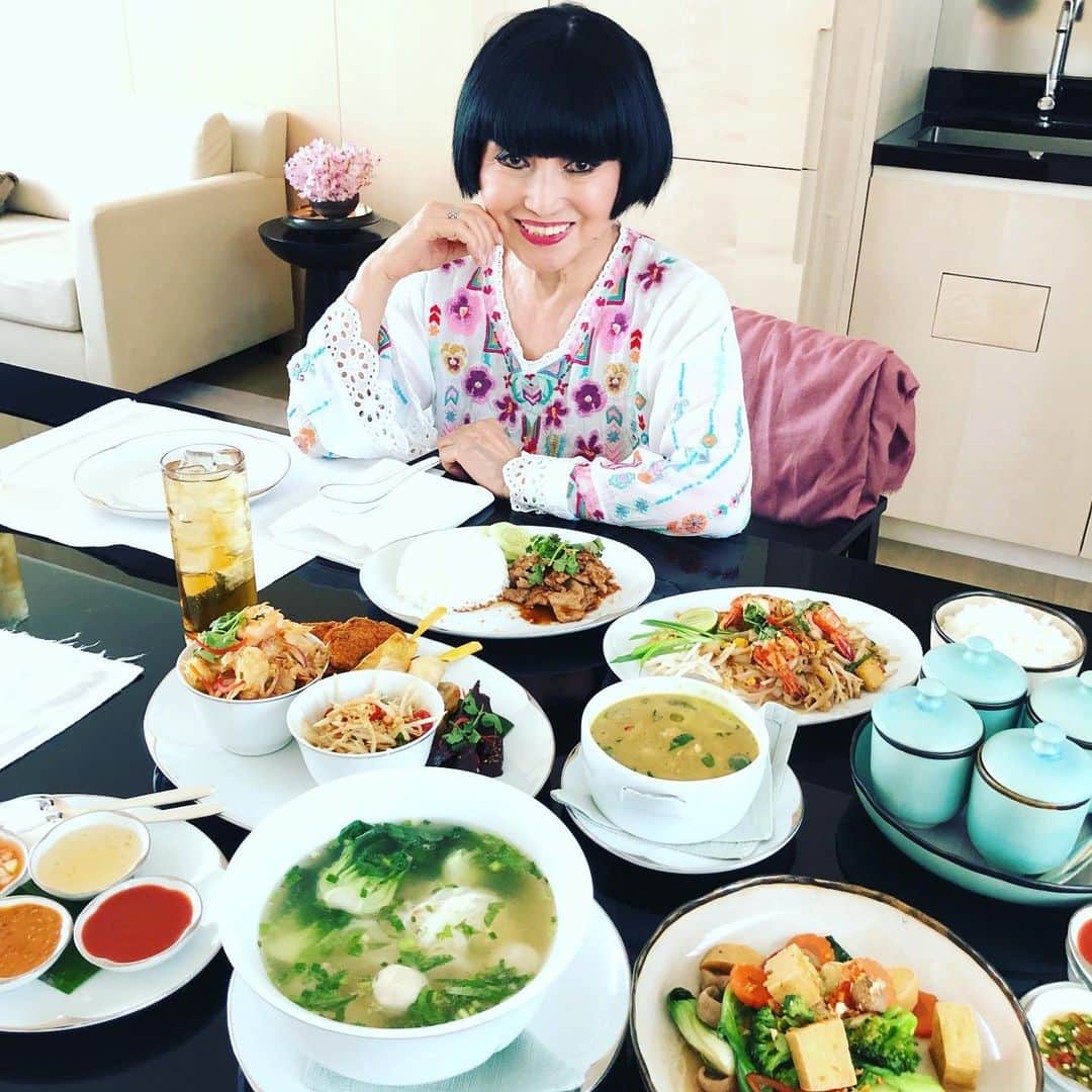 黒柳徹子さんのインスタグラム写真 - (黒柳徹子Instagram)「タイ料理、食べてます。 美味しい💕 こんなに小さい花の蘭もあるのね💞」6月1日 19時31分 - tetsukokuroyanagi