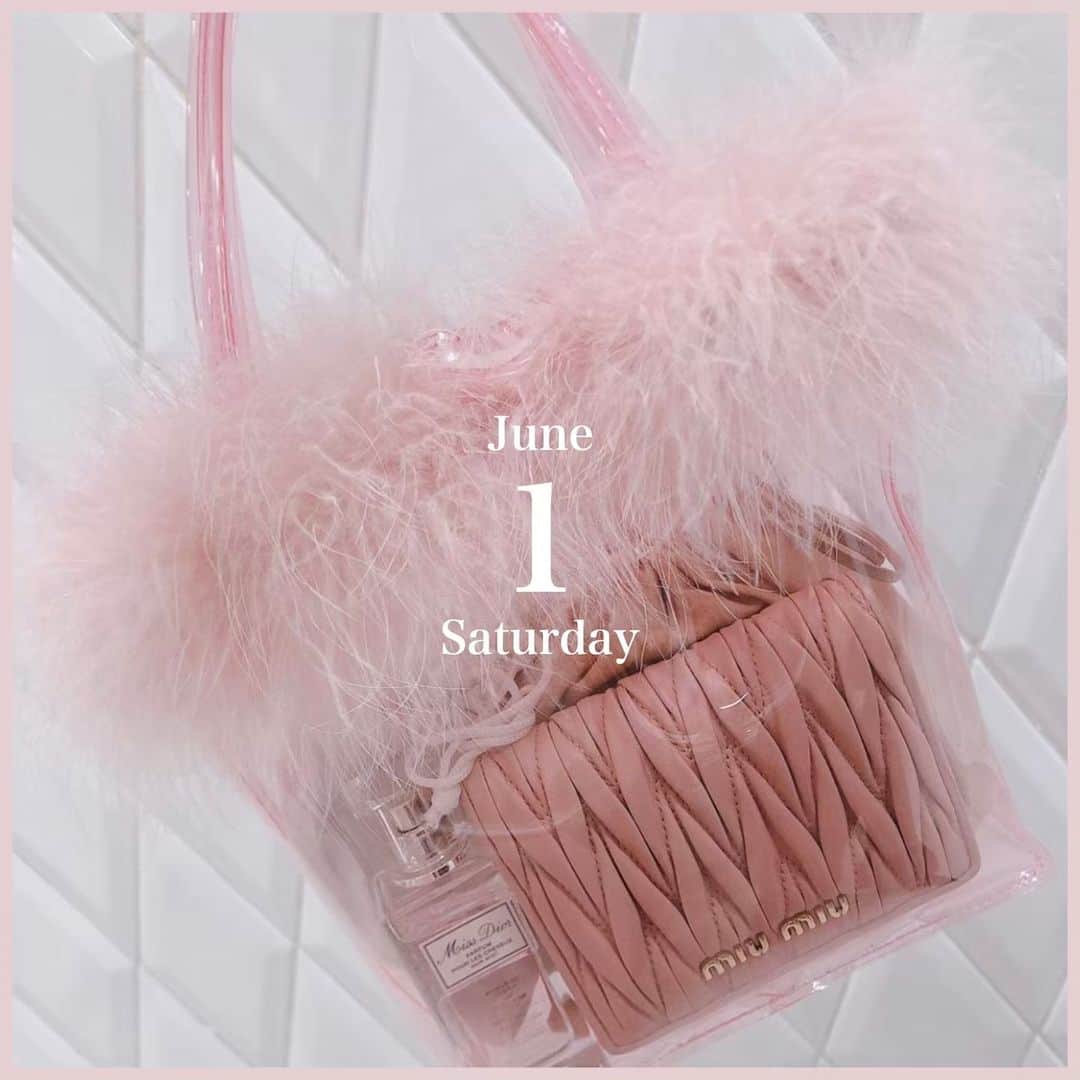 のインスタグラム：「June 1 , Saturday﻿ ﻿ ﻿ 🌷﻿ ﻿ ﻿ The Virgins のファーバッグは﻿ 発売当初からbisガールのトレンドアイテム。﻿ ﻿ 今季のクリアファーバッグはもうゲットした？﻿ ﻿ @__xxchiinaxx__  さんがゲットしたクリアバッグは﻿ これからの季節に大活躍の予感！﻿ ﻿ みんなも夏のおすすめバッグをみつけたら﻿ @bis_web にタグ付けして投稿してね🍒﻿ ﻿ ﻿ ﻿ #thevirgins #クリアバッグ #pvcバッグ #PVC #クリアトート #かばん #バッグ #トレンド #ファー #ピンク #pink #💕 #トレンド #クリア #夏 #ビーチ #beach #girly #miumiu #dior #かばんの中身 #カバン #bag #bis_web #🌷#june」