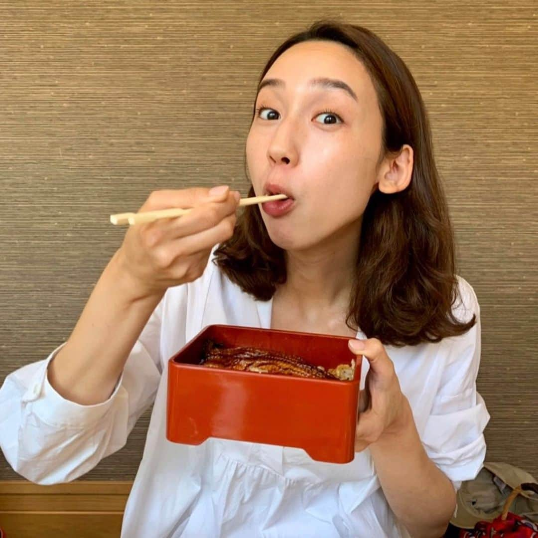 松原汐織さんのインスタグラム写真 - (松原汐織Instagram)「♡ 小田原の#友栄 さんへ鰻を食べに😋 ・ ふわっふわのうな重＆ぷりっぷりの肝は、驚きの美味しさ❤️ お店の前で食後に写真を撮ったら、本当に嬉しそうな顔をしていて笑いました😂 (スワイプしてくださいね📸💕) ・ 満腹〜の幸せな小旅行でした🚄✨ ・ #汐織の旅日記 #食いしん坊万歳 #小旅行 #デート #鰻 #うな重 #肝焼き #大好き #美味しゅうございました 🥳」6月1日 19時32分 - shiori_ma_