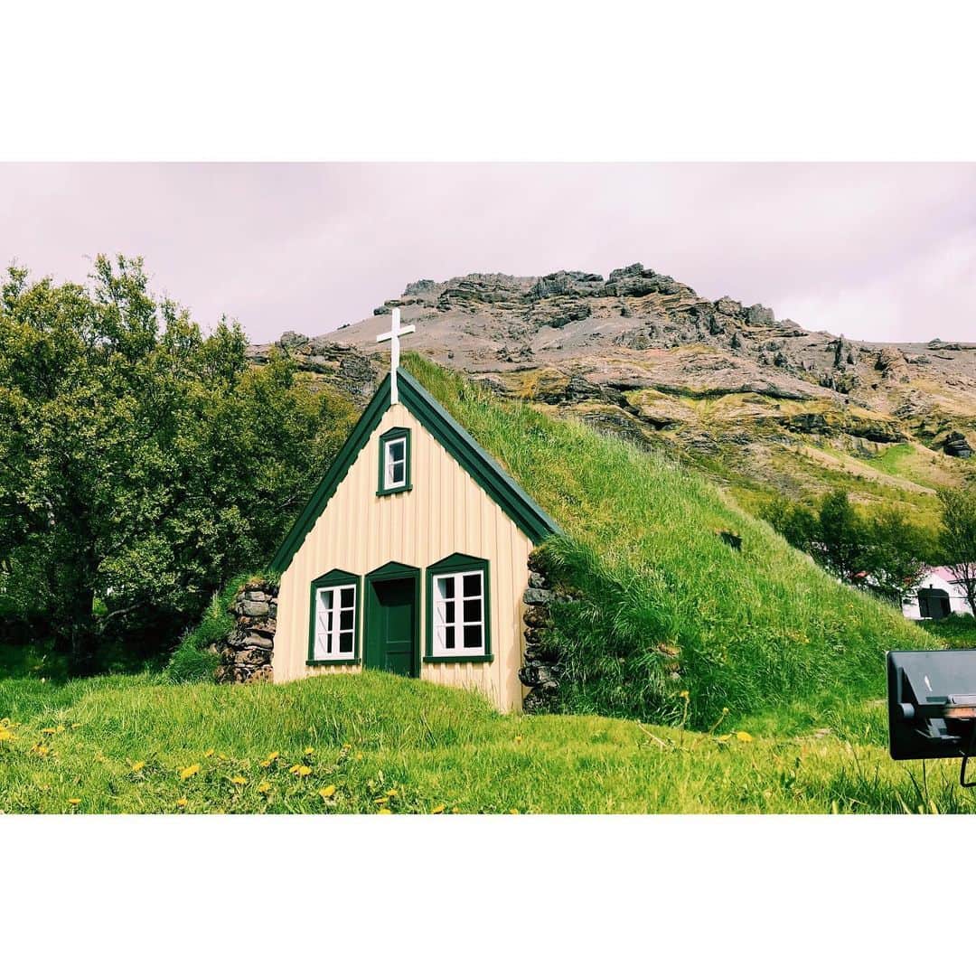 雪浦聖子さんのインスタグラム写真 - (雪浦聖子Instagram)「アイスランド6日目、夕方レイキャビーク に戻ってきた。国を時計回りに一周した。走行距離2000キロ。札幌ー福岡がちょうどそれくらい。よく走った。（夫が。私は助手席に座ってただけ。が、というか、だから、体がゴワゴワする。） 最後は、レイキャビークからそこそこ近いゴールデンサークルと呼ばれる人気エリアをまわった。 ケリズ火口湖、グトルフォスの滝、ゲイシール間欠泉。 前回この辺りを見たからおさらいのような感じ。おさらいだけど、結構変わってた。人がめちゃくちゃ増えた。 調べたら7年間でアイスランドに来る観光客4倍になったそう。前はどこまでも近づけた間欠泉も、ロープが張られて入れるところが制限されるようになった。注意書きも増えた。人が増えるとルールが増える。途中工事現場もちらほらあって、ホテル作ってるのかなあと思った。これからもどんどん様子変わってくんだろうな。  屋根に芝生が生えてたり、岩にめり込ませるように建てた家も見学。屋根に芝生を生やすのはこちらの伝統的な建て方で、断熱効果があるとのこと。藤森建築を思い出す。  アイスランドの建物、写真撮るのは古ぼけたものばかりになりがちだけど、実際建ってるのは新しいものが多くて、環境が厳しいから、伝統より、効率重視なのかしらとおもったり。裁判所も警察もなんの重みもない建物だった。軽やかでいいと思う。  今日はレイキャビークの街中をふらふら歩くだけなので大自然の写真はこれにて終了。 連投失礼しました。」6月1日 19時36分 - sneeuw_y
