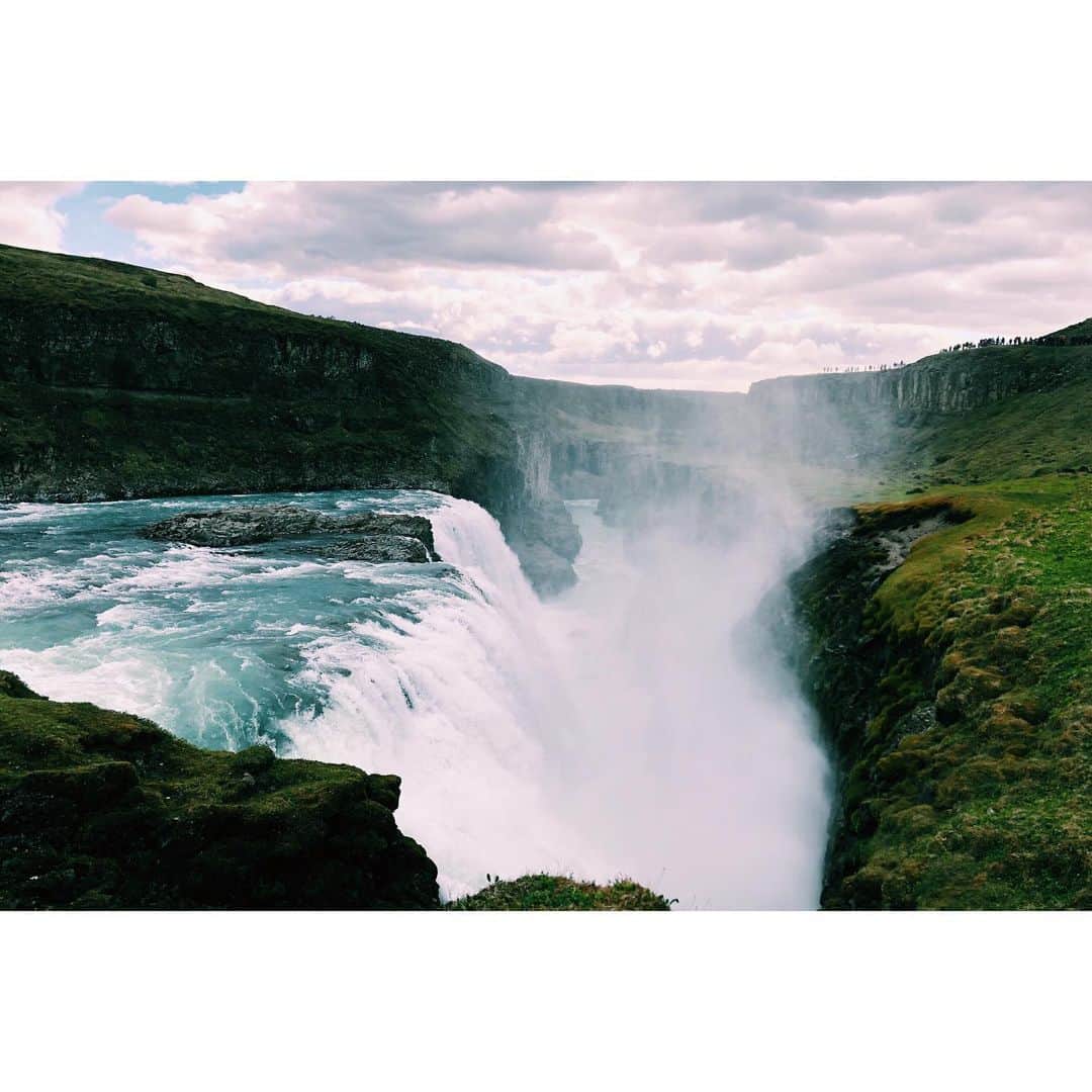 雪浦聖子さんのインスタグラム写真 - (雪浦聖子Instagram)「アイスランド6日目、夕方レイキャビーク に戻ってきた。国を時計回りに一周した。走行距離2000キロ。札幌ー福岡がちょうどそれくらい。よく走った。（夫が。私は助手席に座ってただけ。が、というか、だから、体がゴワゴワする。） 最後は、レイキャビークからそこそこ近いゴールデンサークルと呼ばれる人気エリアをまわった。 ケリズ火口湖、グトルフォスの滝、ゲイシール間欠泉。 前回この辺りを見たからおさらいのような感じ。おさらいだけど、結構変わってた。人がめちゃくちゃ増えた。 調べたら7年間でアイスランドに来る観光客4倍になったそう。前はどこまでも近づけた間欠泉も、ロープが張られて入れるところが制限されるようになった。注意書きも増えた。人が増えるとルールが増える。途中工事現場もちらほらあって、ホテル作ってるのかなあと思った。これからもどんどん様子変わってくんだろうな。  屋根に芝生が生えてたり、岩にめり込ませるように建てた家も見学。屋根に芝生を生やすのはこちらの伝統的な建て方で、断熱効果があるとのこと。藤森建築を思い出す。  アイスランドの建物、写真撮るのは古ぼけたものばかりになりがちだけど、実際建ってるのは新しいものが多くて、環境が厳しいから、伝統より、効率重視なのかしらとおもったり。裁判所も警察もなんの重みもない建物だった。軽やかでいいと思う。  今日はレイキャビークの街中をふらふら歩くだけなので大自然の写真はこれにて終了。 連投失礼しました。」6月1日 19時36分 - sneeuw_y