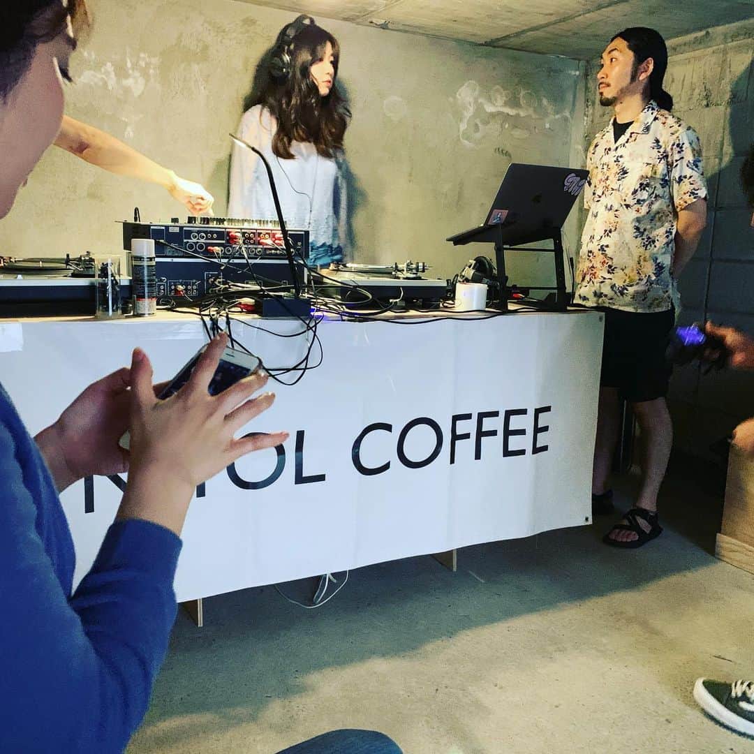 深町健二郎さんのインスタグラム写真 - (深町健二郎Instagram)「娘がDJやると聞きつけ、覗きに来た！ 元々バンドのリハとかやってた地元近くに、こんないい感じのカフェが出来とったんやね。」6月1日 19時45分 - kenjirofukamachi