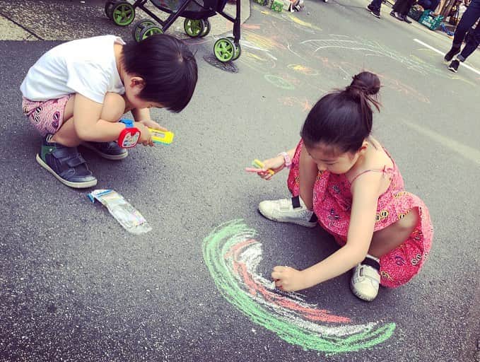 涼紫央さんのインスタグラム写真 - (涼紫央Instagram)「町のお祭りに…  懐かしいチョーク遊び」6月1日 19時45分 - toitoitoi