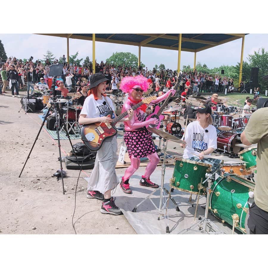 吉田菫さんのインスタグラム写真 - (吉田菫Instagram)「. . 🥁 🎸 1000 人 ロ ッ ク フ ェ ス 🎸 🥁 . . 本日はお仕事で、群馬の1000人ロックフェスに行き取材をしました！ひなと2人で🥁🎸 . このフェスはアーティストの曲一曲をそれぞれの自分のやりたい楽器で応募者1000人が一気に演奏するという大規模でカオスで一曲で終わるフェスです。、笑 (アンコールとリハ込みで10回くらいはやったかな♡) 私は初参加でしたが、もうびっくり、感動、めちゃくちゃ楽しみました。 一人一人の個性爆発しててた！流石、みんなアーティストだなぁ。 初対面でも音楽というツールでこんなにも仲良く、楽しくなれるなんて素晴らしいね！ . 今回のテーマ曲がTHE BLUE HEARTSの「終わらない歌」アンコールが「リンダリンダ」でした💕 私は兄の影響で小さい頃からブルーハーツが好きで初めて買ったスコアがまさにこの二曲でした。 . 学生の頃ブルーハーツのライブ映像もめちゃ観たし、大好きな映画「リンダリンダリンダ」も沢山観て(学祭の出し物で軽音楽部がブルーハーツを演奏するんだけど、そのベース担当がBase Ball Bearの史織さん。それから知ってベボベ先輩も好きになりました。)かなり、影響されてるところがあります！ . トリビュートではリンダリンダをサイサイでやらせてもらってたので久々の演奏楽しかったです！初心を思い出した◎音を楽しむ事って超気持ちいいね！！！ずっとこのフェスが続きますように！ . . この様子はNHK「J-MELO」 国際放送（NHK WORLD-JAPAN) ７／１５（月） 国内放送（ＢＳプレミアム） ７／２０（土） にチェックしてね♥️♥️♥️ .」6月1日 19時46分 - sumiredooon1228