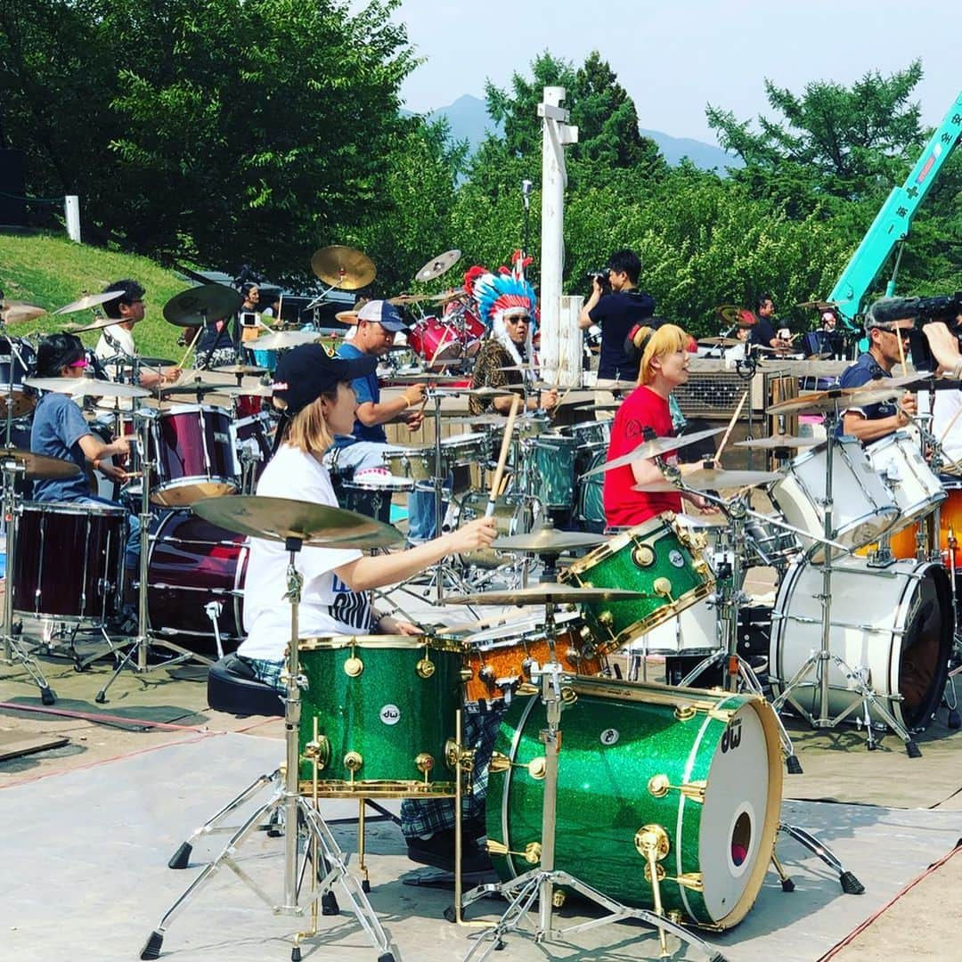 吉田菫さんのインスタグラム写真 - (吉田菫Instagram)「. . 🥁 🎸 1000 人 ロ ッ ク フ ェ ス 🎸 🥁 . . 本日はお仕事で、群馬の1000人ロックフェスに行き取材をしました！ひなと2人で🥁🎸 . このフェスはアーティストの曲一曲をそれぞれの自分のやりたい楽器で応募者1000人が一気に演奏するという大規模でカオスで一曲で終わるフェスです。、笑 (アンコールとリハ込みで10回くらいはやったかな♡) 私は初参加でしたが、もうびっくり、感動、めちゃくちゃ楽しみました。 一人一人の個性爆発しててた！流石、みんなアーティストだなぁ。 初対面でも音楽というツールでこんなにも仲良く、楽しくなれるなんて素晴らしいね！ . 今回のテーマ曲がTHE BLUE HEARTSの「終わらない歌」アンコールが「リンダリンダ」でした💕 私は兄の影響で小さい頃からブルーハーツが好きで初めて買ったスコアがまさにこの二曲でした。 . 学生の頃ブルーハーツのライブ映像もめちゃ観たし、大好きな映画「リンダリンダリンダ」も沢山観て(学祭の出し物で軽音楽部がブルーハーツを演奏するんだけど、そのベース担当がBase Ball Bearの史織さん。それから知ってベボベ先輩も好きになりました。)かなり、影響されてるところがあります！ . トリビュートではリンダリンダをサイサイでやらせてもらってたので久々の演奏楽しかったです！初心を思い出した◎音を楽しむ事って超気持ちいいね！！！ずっとこのフェスが続きますように！ . . この様子はNHK「J-MELO」 国際放送（NHK WORLD-JAPAN) ７／１５（月） 国内放送（ＢＳプレミアム） ７／２０（土） にチェックしてね♥️♥️♥️ .」6月1日 19時46分 - sumiredooon1228