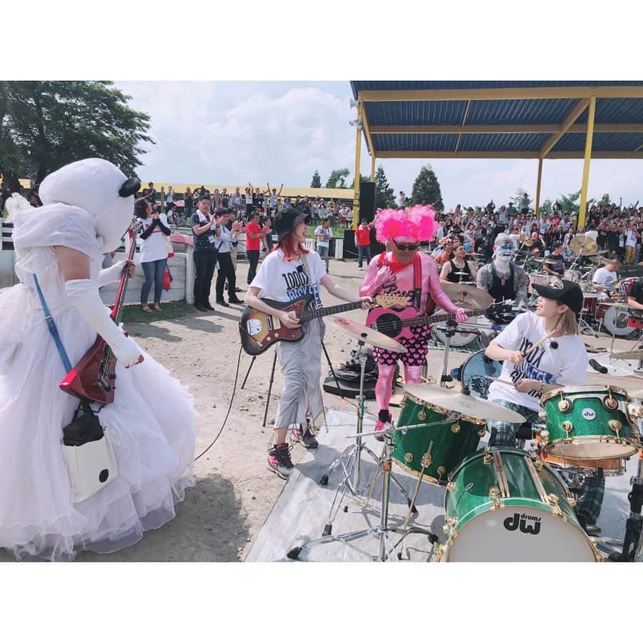 吉田菫さんのインスタグラム写真 - (吉田菫Instagram)「. . 🥁 🎸 1000 人 ロ ッ ク フ ェ ス 🎸 🥁 . . 本日はお仕事で、群馬の1000人ロックフェスに行き取材をしました！ひなと2人で🥁🎸 . このフェスはアーティストの曲一曲をそれぞれの自分のやりたい楽器で応募者1000人が一気に演奏するという大規模でカオスで一曲で終わるフェスです。、笑 (アンコールとリハ込みで10回くらいはやったかな♡) 私は初参加でしたが、もうびっくり、感動、めちゃくちゃ楽しみました。 一人一人の個性爆発しててた！流石、みんなアーティストだなぁ。 初対面でも音楽というツールでこんなにも仲良く、楽しくなれるなんて素晴らしいね！ . 今回のテーマ曲がTHE BLUE HEARTSの「終わらない歌」アンコールが「リンダリンダ」でした💕 私は兄の影響で小さい頃からブルーハーツが好きで初めて買ったスコアがまさにこの二曲でした。 . 学生の頃ブルーハーツのライブ映像もめちゃ観たし、大好きな映画「リンダリンダリンダ」も沢山観て(学祭の出し物で軽音楽部がブルーハーツを演奏するんだけど、そのベース担当がBase Ball Bearの史織さん。それから知ってベボベ先輩も好きになりました。)かなり、影響されてるところがあります！ . トリビュートではリンダリンダをサイサイでやらせてもらってたので久々の演奏楽しかったです！初心を思い出した◎音を楽しむ事って超気持ちいいね！！！ずっとこのフェスが続きますように！ . . この様子はNHK「J-MELO」 国際放送（NHK WORLD-JAPAN) ７／１５（月） 国内放送（ＢＳプレミアム） ７／２０（土） にチェックしてね♥️♥️♥️ .」6月1日 19時46分 - sumiredooon1228