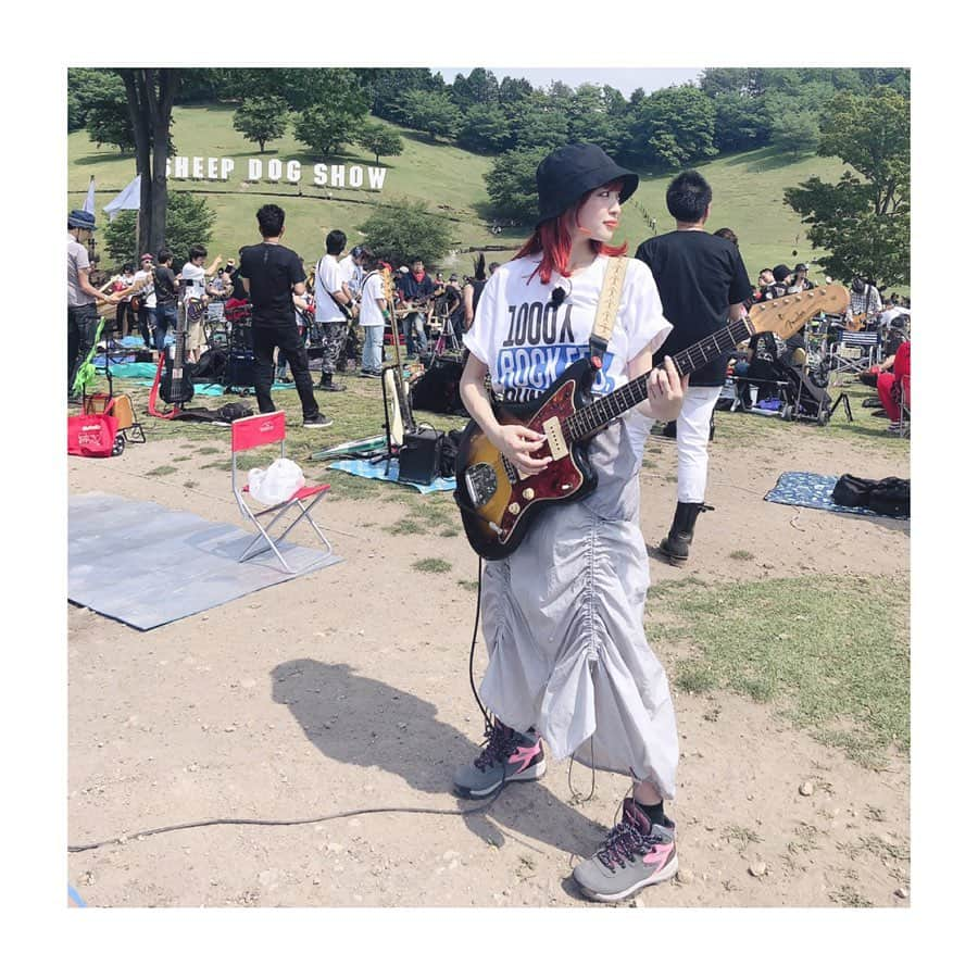 吉田菫さんのインスタグラム写真 - (吉田菫Instagram)「. . 🥁 🎸 1000 人 ロ ッ ク フ ェ ス 🎸 🥁 . . 本日はお仕事で、群馬の1000人ロックフェスに行き取材をしました！ひなと2人で🥁🎸 . このフェスはアーティストの曲一曲をそれぞれの自分のやりたい楽器で応募者1000人が一気に演奏するという大規模でカオスで一曲で終わるフェスです。、笑 (アンコールとリハ込みで10回くらいはやったかな♡) 私は初参加でしたが、もうびっくり、感動、めちゃくちゃ楽しみました。 一人一人の個性爆発しててた！流石、みんなアーティストだなぁ。 初対面でも音楽というツールでこんなにも仲良く、楽しくなれるなんて素晴らしいね！ . 今回のテーマ曲がTHE BLUE HEARTSの「終わらない歌」アンコールが「リンダリンダ」でした💕 私は兄の影響で小さい頃からブルーハーツが好きで初めて買ったスコアがまさにこの二曲でした。 . 学生の頃ブルーハーツのライブ映像もめちゃ観たし、大好きな映画「リンダリンダリンダ」も沢山観て(学祭の出し物で軽音楽部がブルーハーツを演奏するんだけど、そのベース担当がBase Ball Bearの史織さん。それから知ってベボベ先輩も好きになりました。)かなり、影響されてるところがあります！ . トリビュートではリンダリンダをサイサイでやらせてもらってたので久々の演奏楽しかったです！初心を思い出した◎音を楽しむ事って超気持ちいいね！！！ずっとこのフェスが続きますように！ . . この様子はNHK「J-MELO」 国際放送（NHK WORLD-JAPAN) ７／１５（月） 国内放送（ＢＳプレミアム） ７／２０（土） にチェックしてね♥️♥️♥️ .」6月1日 19時46分 - sumiredooon1228