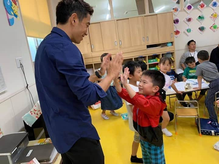 香川真司さんのインスタグラム写真 - (香川真司Instagram)「先日、子供達に会いに幼稚園に行ってきました。 子供達の教育の現場にいく事は勉強にもなるし、自分への刺激にもなりました。 またタイミングを見て遊びにいきます👍 #sk23 #japan #off #Vacation #休日の過ごし方」6月1日 19時41分 - sk23.10