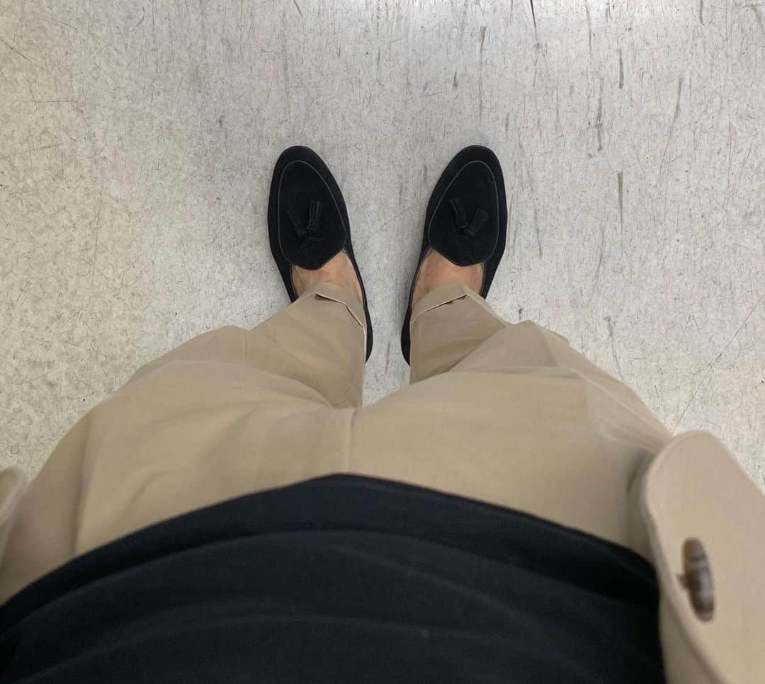 坪井遥司のインスタグラム：「#本日の足元 綿麻のベージュセットアップに、Tシャツと靴の黒を入れてシックに。カジュアルセットアップにハマり中。 #セットアップ #difference #Tシャツ #uniqlo #shoes #pacomilan #belgianshoes #mensstyle #mensfashion #ootd」
