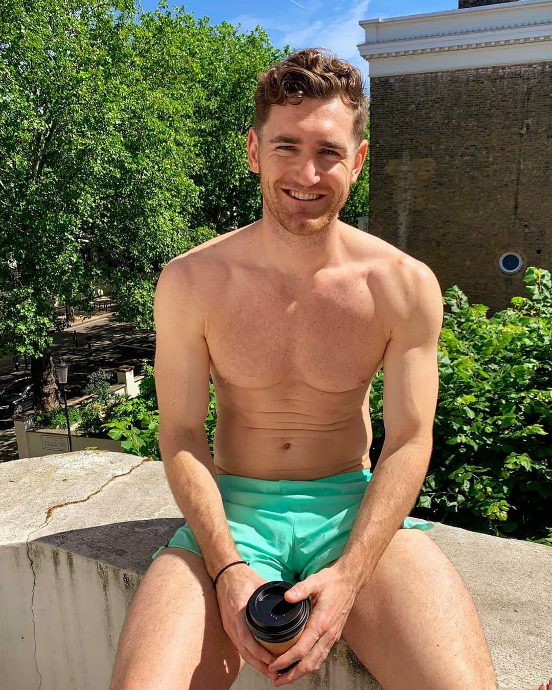 キャメロン・ファンデルバーグのインスタグラム：「Suns out!!! Chardonnay loading... 🌞🥂」