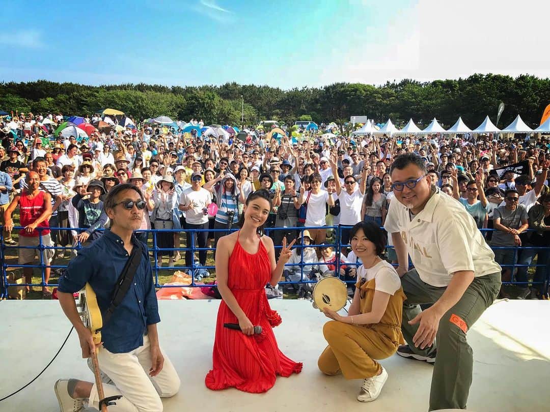 エミ・マイヤーのインスタグラム：「#ワンカリ フェス ありがとうございました！🙏 今日初めての方からライブは2度目だったり、10年前のデビューから応援してくれている方々、手を振ってくれているのも見えたし後のサイン会でもお会いできて本当に素敵なフェスになりました！💓thank you for having me today #OneCaliforniaDay seaside festival ・ ・ ・ ・ ・ #辻堂海浜公園 #サーフィンライフ #emimeyer #エミマイヤー #honeymagazine #ワンカリ2019 #honey_mag」
