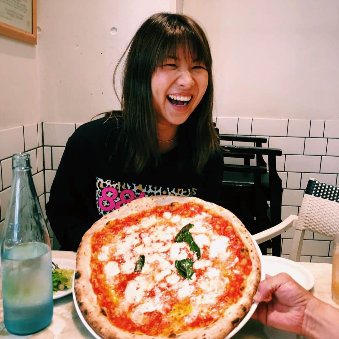 エビアン・クーさんのインスタグラム写真 - (エビアン・クーInstagram)「Good pizza🍕+ good accompany 👫 = Happy Saturday. Suppose to have Japanese food for my last day...but... 食いしん坊エビアン #夏までには #頑張らないとね  #トレーニング #夏までといいながら #しかもチーズも大量  #カロリー気にしないとだよね笑」6月1日 19時58分 - avian_official