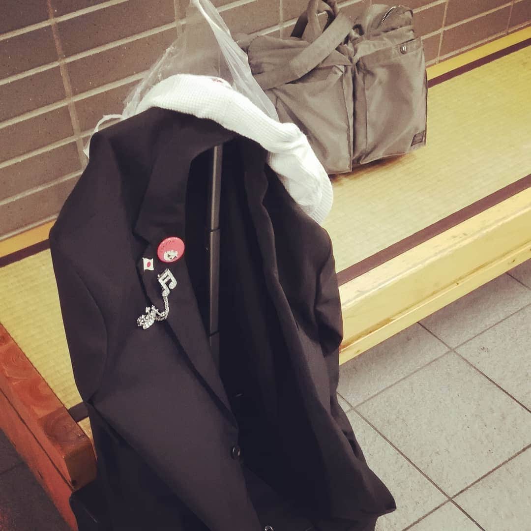 松本隆博のインスタグラム：「岡山駅で、乗り換えに1時間以上あるから、汗だくの衣装を少しでも乾かすという、、、。 ^^;」
