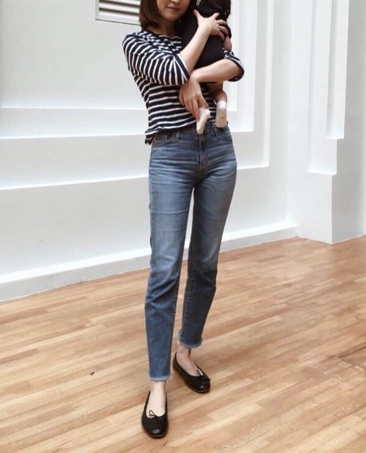 Shokoのインスタグラム：「＊Fashion ＊ My first attempt to do a twin look with this little one. First she was wearing a similar stripe top, but then clothes got wet so had to change to this navy onesie... ・ Also found that the diaper changing room at this museum was so bad. Tiny, hot and so hard to find. Different things you start to notice once you have a baby... ・ #outfit | top #saintjames | jeans #agjeans in Isabelle | shoes #porselli | bag #celinetrio | #babyoutfit onesie #hm」