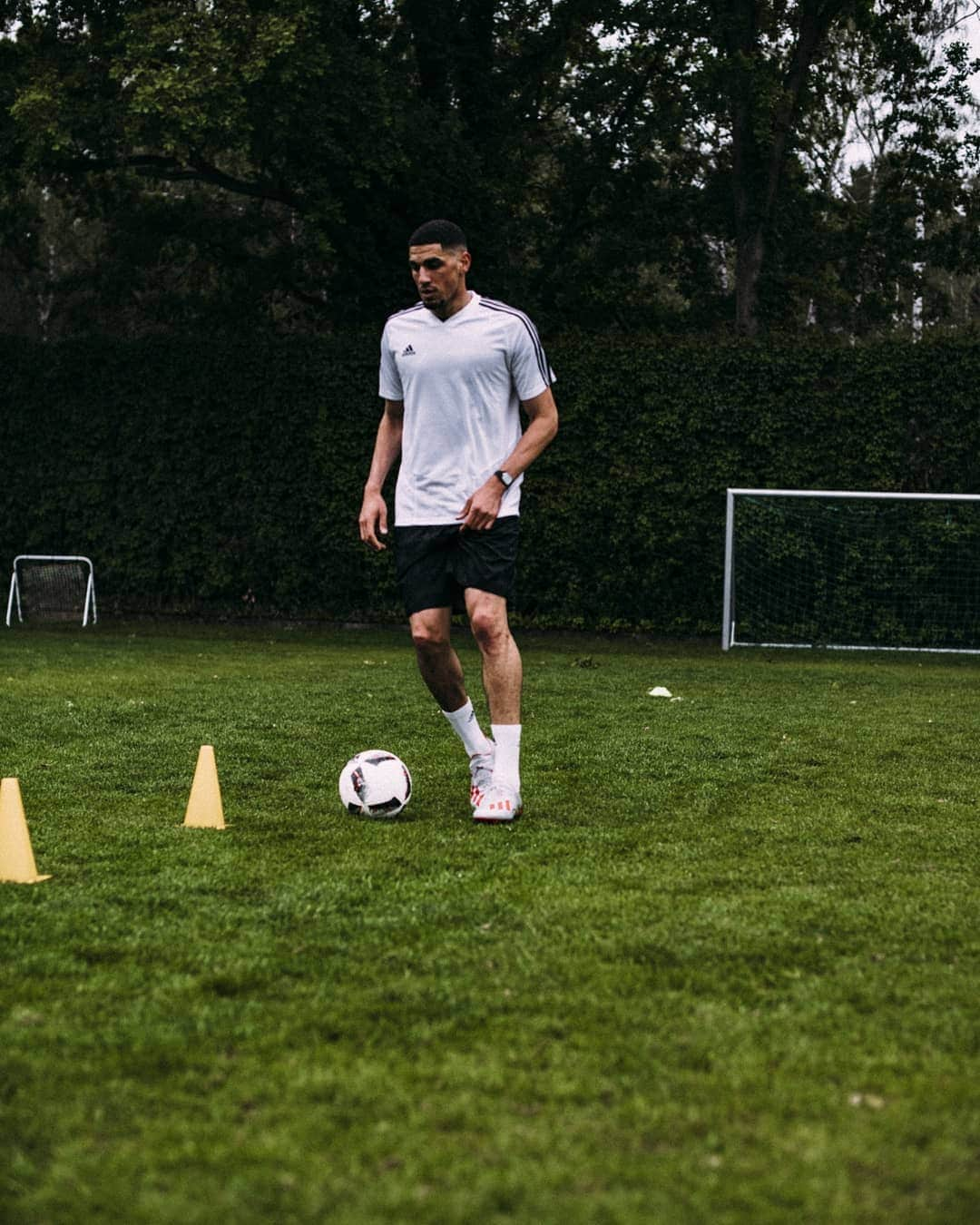 レオン・バログンさんのインスタグラム写真 - (レオン・バログンInstagram)「New month, same routine! 📸 by @maxhannesbeutler #HappyNewMonth #Adidas #X19  #DareToCreate」6月1日 20時08分 - leonbalogun