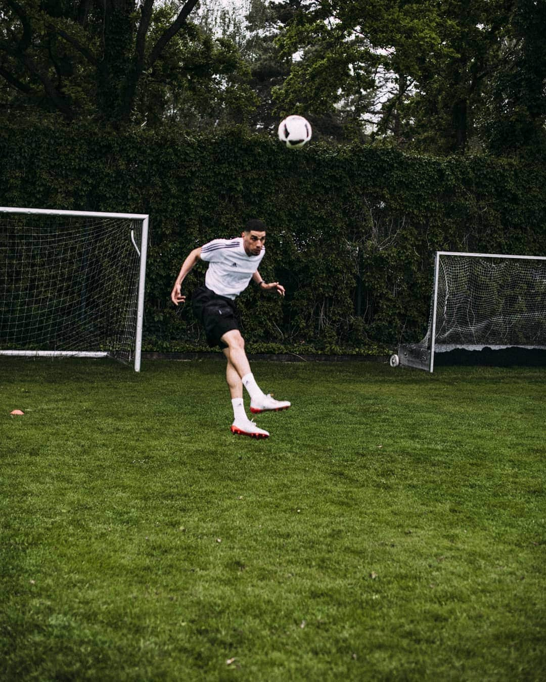 レオン・バログンさんのインスタグラム写真 - (レオン・バログンInstagram)「New month, same routine! 📸 by @maxhannesbeutler #HappyNewMonth #Adidas #X19  #DareToCreate」6月1日 20時08分 - leonbalogun