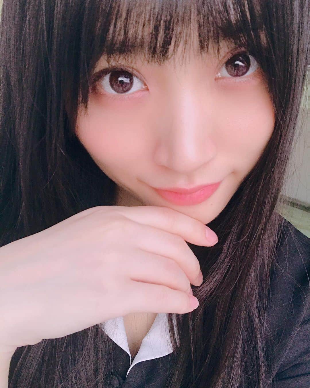 根岸愛のインスタグラム：「そいえば昨日美容室(@threeharajuku )行ってきたんだけどほんとこまめにメンテナンスするの大事〜🥳黒髪ロングをずっと好きでいてくれるみんなのために綺麗を保つよ💪 #黒髪 #ロング #美容室」