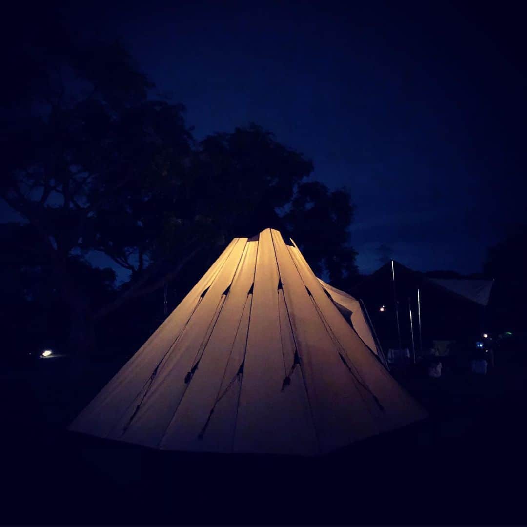 のインスタグラム：「久々に雨降られなかった！焚き火時間が夜が短くなって少なくなってきたなぁ。 #森のまきばオートキャンプ場  #camping #robens  #kaiowa」