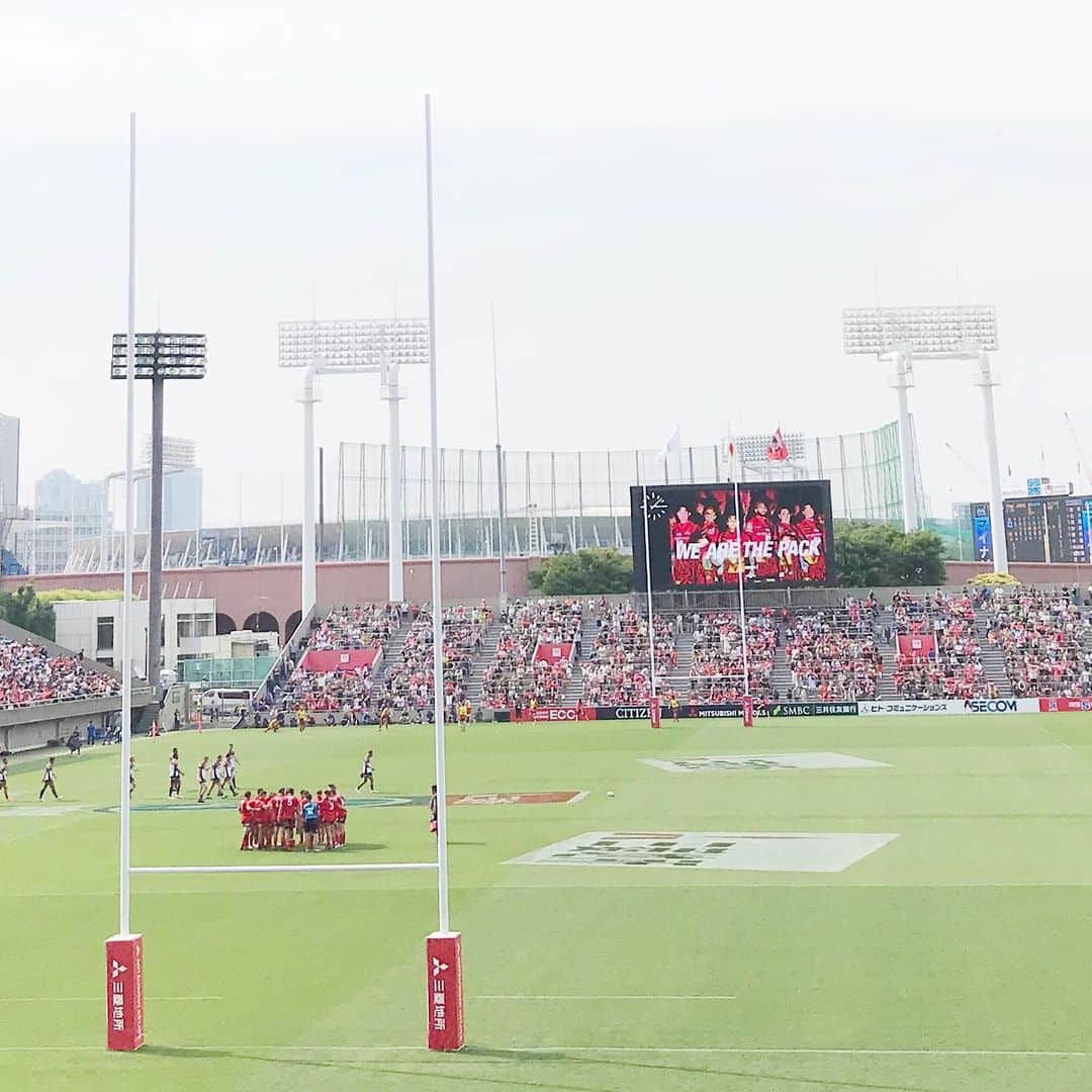 LEEさんのインスタグラム写真 - (LEEInstagram)「家族でスーパーラグビー観戦！ ラグビーワールドカップ2019日本大会開幕まであと111日。 ・ 今日は、スーパーラグビーの試合を観戦！ サンウルブズ（日本）VSブランビーズ（オーストラリア）、日本のホームゲームです。ワールドカップイヤーでもあり、大盛況。間近で見るパワーとスピードは、ものすごい迫力でした！ ・ 父と息子は、おそろいのカンタベリーのキャップをかぶり、赤いタオルを巻いて観戦しました。 ・ （LEE6月号掲載の神保町パパママリーズのテーマも“親子リンクアイテム”。こちらも是非チェックしてください！  子どものキャップは愛用し過ぎて、汚れやダメージがはげしくてすみません！）父の日のプレゼントに、カンタベリーのラガーポロというのもいいですね。 ・ 今日6月1日は、ラグビーワールドカップ2019日本大会開幕まであと111日。会場の外で、2019日本大会の公式マスコット、「レンジー」にも遭遇！ ・ 慌てて携帯を出して、赤い髪の子の“ジー”のどアップだけ撮れました。レンとジー。そろってレンジー、可愛いです！ ・ 6月12日＝“ラグビーワールドカップ2019日本大会開幕まで100日”という日にオープンするweb magazine「楕円球LOVE！」も楽しみです！！（S子） ・ #magazinelee #LEEweb #ラグビー  #家族ラグビー観戦  #ラグビー観戦 #LEE編集長は元ラガーマン！（LEE豆知識） #スーパーラグビー #サンウルブズ  #sunwolves  #Wearethepack #カンタベリー #カンタベリーオブニュージーランド #CANTERBURY #レンジー」6月1日 20時14分 - magazinelee