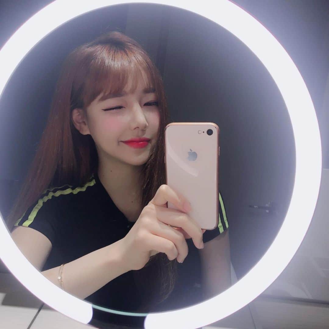 hyeriのインスタグラム：「아미로거울은 전문뷰티샵에서도 많이사용하고 온도변화로 분위기맞게 조명컬러가변해서 신기한제품!!! 아미로거울은 90이상의 연색성 지수로 색재현율이 높아서 화장할때 필수거울!!! 디자인도 너무이쁘다👍 	https://www.funshop.co.kr/goods/detail/65374  #이사배 #아미로거울 #조명거울#LED거울#뷰티템#뷰티#탁상거울#이사배거울#메이크업 #아미로 #메이크업거울 #화장거울」