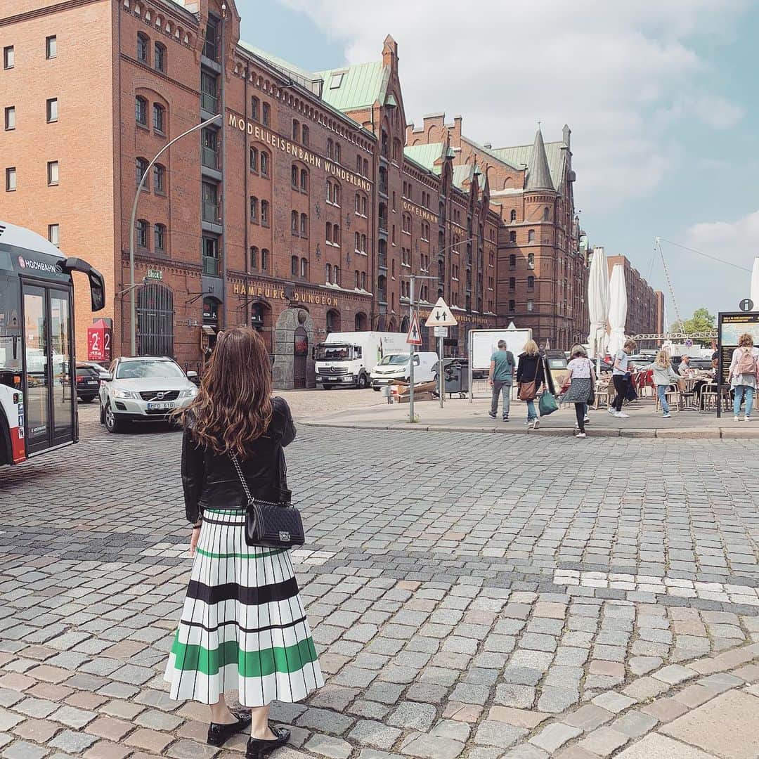 chika__23さんのインスタグラム写真 - (chika__23Instagram)「＊ ドイツのハンブルグに来ています🇩🇪 #ヨーロッパ旅行 💙💙 ＊ #家族旅行#ヨーロッパ#ドイツ#ハンブルグ#世界遺産#シュパイヒャーシュタット」6月1日 20時21分 - chika__025