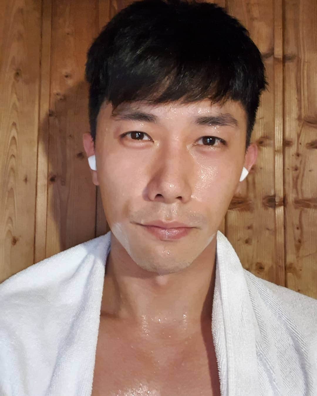 デスモンド・タンのインスタグラム：「Sauna passport photo 😜 三温暖护照照片!  #taipei #taiwan」
