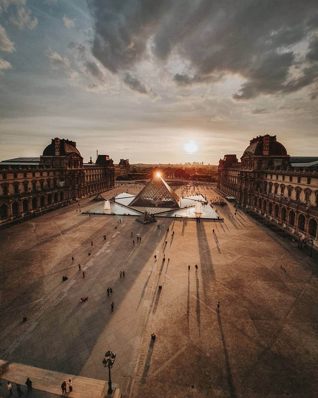 のインスタグラム：「30 years of the Louvre Pyramide // #Concours photo !  Vous êtes désormais plus de 3 millions à suivre le @museelouvre ! A l’occasion des 30 ans de la Pyramide, participez au concours photo organisé par le musée du #Louvre et remportez des cadeaux offerts par @boutiquesdemusees ! Réinterprétez le symbole architectural du Louvre et partagez vos photos de la Pyramide avec le #30ansPyramide sur Instagram ‪avant le 30 juin à 23h59‬ ! Bonne chance à tous 🍀」