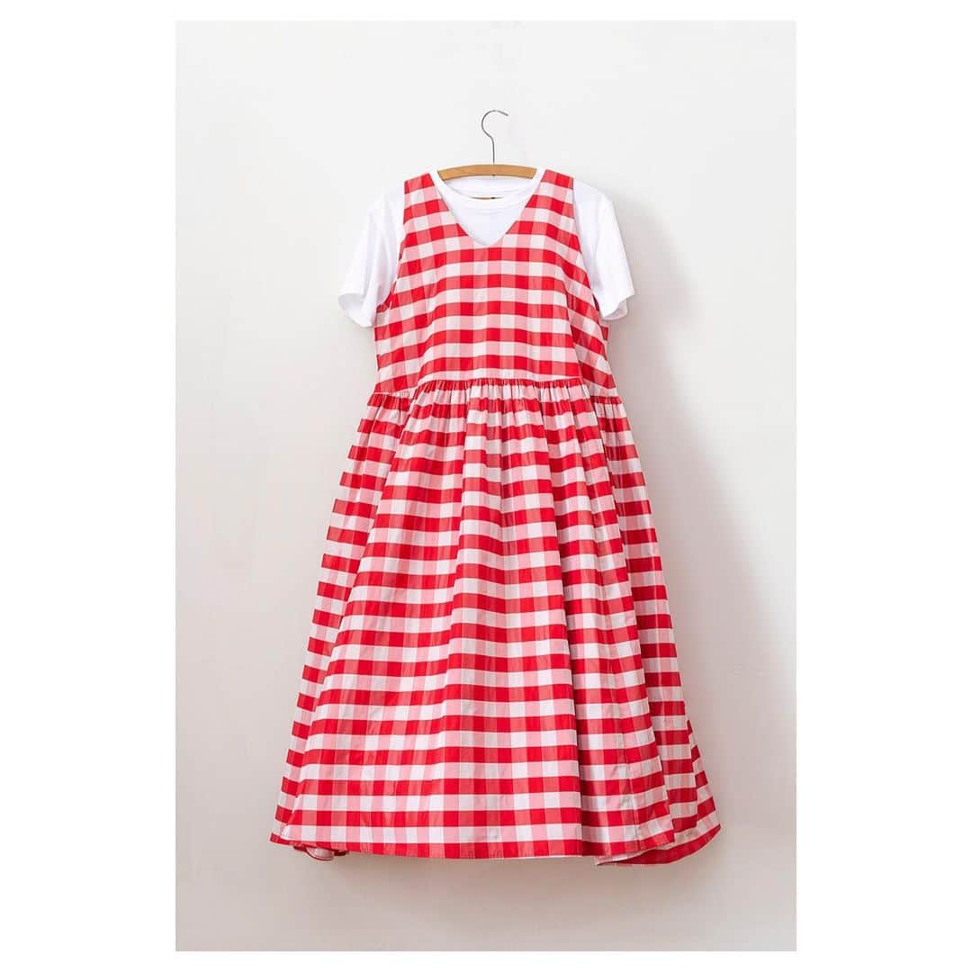 キャベジズ&ローゼズさんのインスタグラム写真 - (キャベジズ&ローゼズInstagram)「Sunny days were made for red and white checks ☀️The Miranda Dress is the perfect frock for the weekend and every day ❤️ She is made from delicious red and white Italian chequered fabric and is perfectly suitable for a picnic or for special occasions #sunnyfashion #summerstyles #madeinlondon #slowfashionstyle #redandwhitedress #checks #checksoverstripes #sustainableclothing #cabbagesandroses #cabbagesandrosesfashion @christina_strutt @cabbagesandroses_shop 👆Link In Bio👆」6月1日 20時18分 - cabbages_and_roses