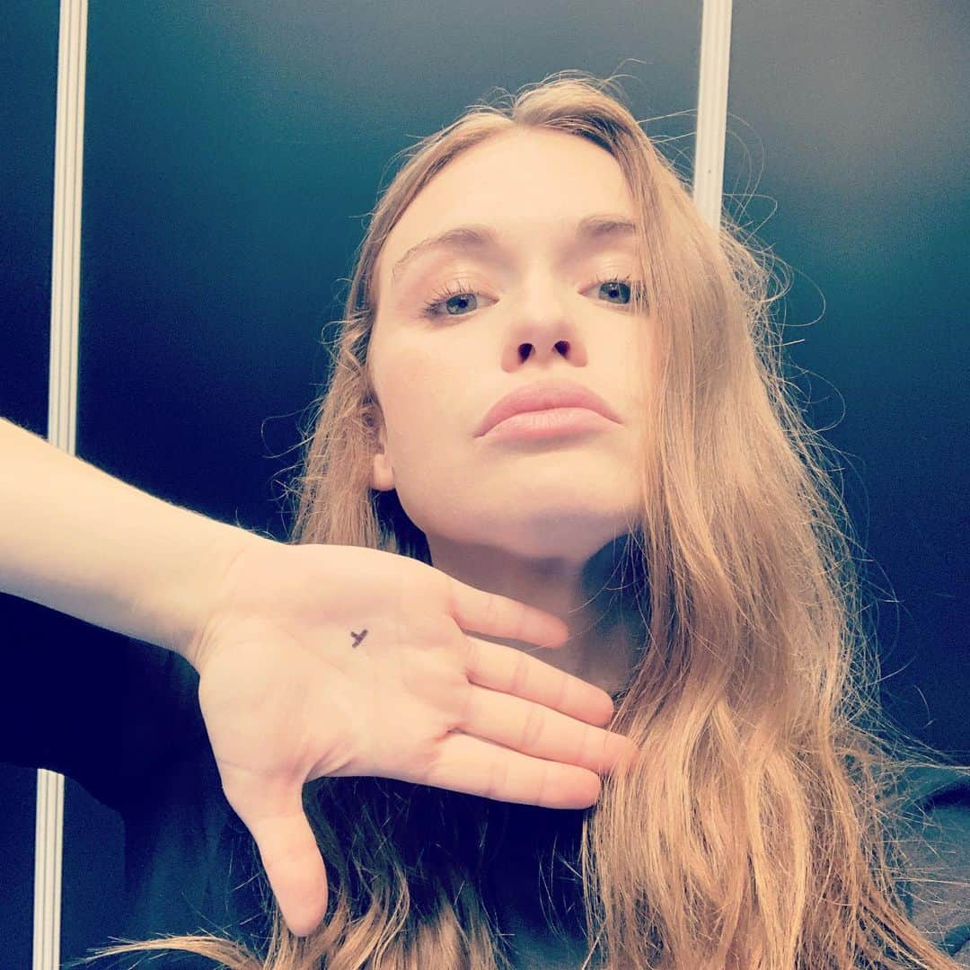 ホーランド・ロデンさんのインスタグラム写真 - (ホーランド・ロデンInstagram)「@magicofy had me close one hand and wrote a y on the other - only to take it off and “throw” it on my closed one...A Y for life!! 😱 #warsawcomiccon」6月1日 20時28分 - hollandroden