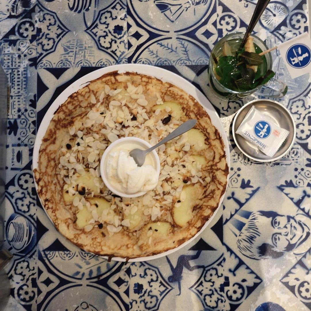 KUNIKAのインスタグラム：「A traditional dutch pancakes in Amsterdam 🥞  薄い生地に焼きリンゴとナッツがたっぷりのダッチパンケーキ 散歩中に見つけた良い感じのお店でした、美味しかった❤︎」