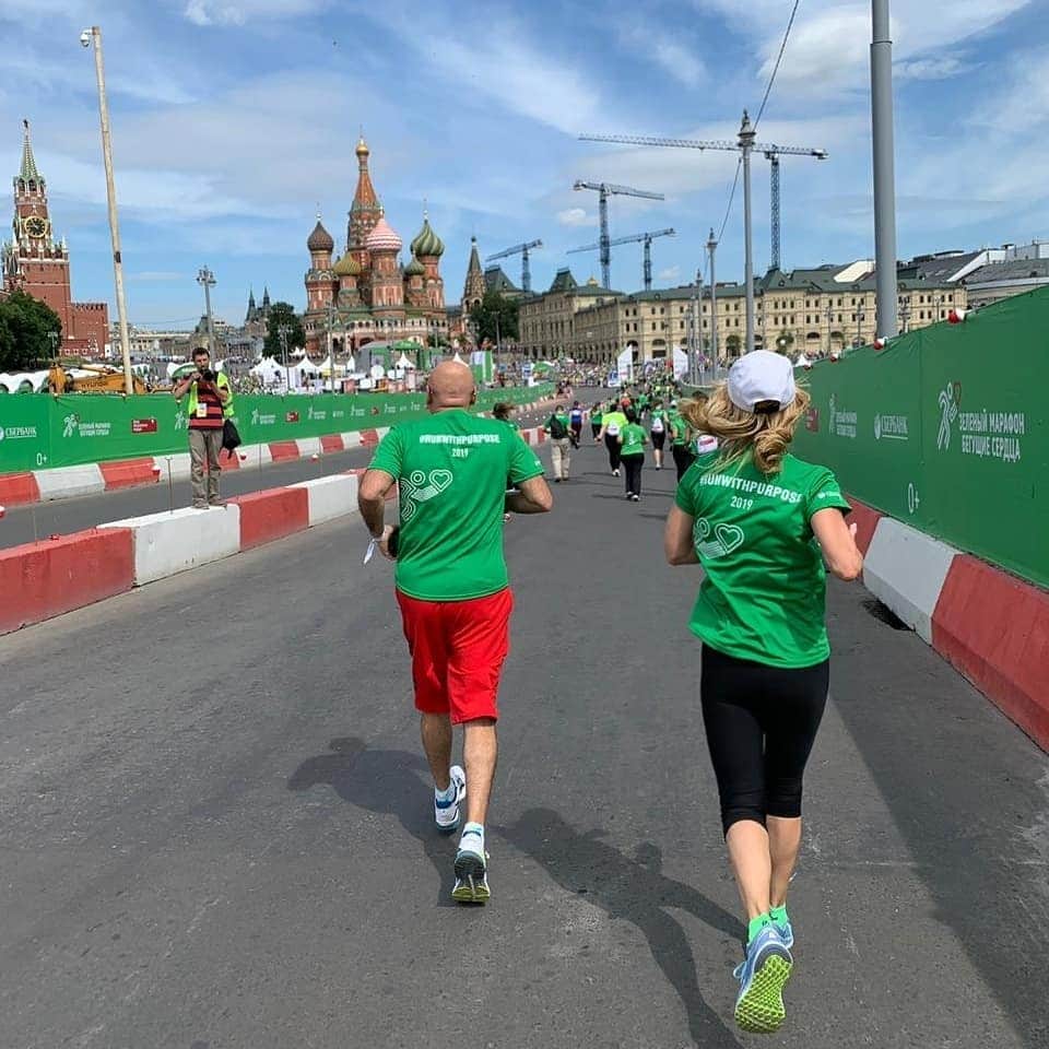 Valeriyaさんのインスタグラム写真 - (ValeriyaInstagram)「Ребята!!!! Мы сделали это!!!!! Как же было весело!!! Сегодня впервые участвовали в Зелёном марафоне "Бегущие сердца", который в этом году  @sberbank проводит совместно с благотворительным фондом  Натальи Водяновой @natasupernova "Обнажённые сердца". Спасибо всем нашим друзьям за потрясающую компанию. @katya_mtsitouridze  @shugaeva.nauka Катюш, спасибо,что вдохновила. Ты просто 🔥 #германгреф #алексейнемов #светланажурова @prigozhin_iosif #БежимСоСмыслом」6月1日 20時22分 - valeriya