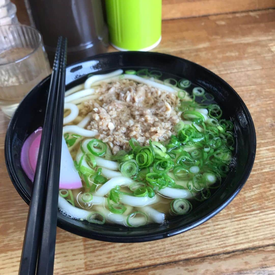 黒瀬純さんのインスタグラム写真 - (黒瀬純Instagram)「博多駅のホームにある立ち食いうどん #博多駅 #4番ホーム #かしわうどん #バリうま #高校生の時食ってたなー #6番ホームでかけうどんだったけど」6月1日 20時23分 - kurojun9610