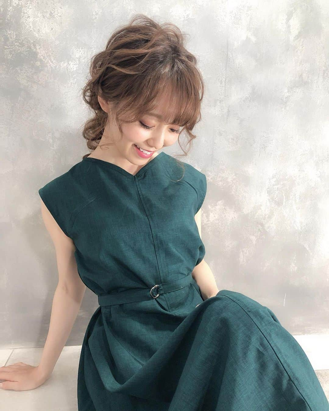 白岩まちこさんのインスタグラム写真 - (白岩まちこInstagram)「≫≫≫ ⁑ 👗✨👗✨ ㅤㅤㅤㅤㅤㅤㅤㅤㅤㅤㅤㅤㅤ  ㅤㅤㅤㅤㅤㅤㅤㅤㅤㅤㅤㅤㅤ 色違いを持ってて、めちゃめちゃ 着やすかったからもう１枚っっ🤤💓 ㅤㅤㅤㅤㅤㅤㅤㅤㅤㅤㅤㅤㅤ ㅤㅤㅤㅤㅤㅤㅤㅤㅤㅤㅤㅤㅤ ㅤㅤㅤㅤㅤㅤㅤㅤㅤㅤㅤㅤㅤ もちろん写真は、ピース✌🏻ではなく、 2枚目です✌🏻のポーズ😏✌🏻← ㅤㅤㅤㅤㅤㅤㅤㅤㅤㅤㅤㅤㅤ ㅤㅤㅤㅤㅤㅤㅤㅤㅤㅤㅤㅤㅤ ㅤㅤㅤㅤㅤㅤㅤㅤㅤㅤㅤㅤㅤ 👗 @urs_official  ㅤㅤㅤㅤㅤㅤㅤㅤㅤㅤㅤㅤㅤ ㅤㅤㅤㅤㅤㅤㅤㅤㅤㅤㅤㅤㅤ  ㅤㅤㅤㅤㅤㅤㅤㅤㅤㅤㅤㅤㅤ ㅤㅤㅤㅤㅤㅤㅤㅤㅤㅤㅤㅤㅤ ちなみに、これ、前後逆で着ることも出来て、 今はVネックやけど、逆で着るとUネックになるん🙊🌿 ㅤㅤㅤㅤㅤㅤㅤㅤㅤㅤㅤㅤㅤ ㅤㅤㅤㅤㅤㅤㅤㅤㅤㅤㅤㅤㅤ ㅤㅤㅤㅤㅤㅤㅤㅤㅤㅤㅤㅤㅤ  ベルトを外してユルっと着てもまたイメージが変わるよっっ🤤🌼 ㅤㅤㅤㅤㅤㅤㅤㅤㅤㅤㅤㅤㅤ ㅤㅤㅤㅤㅤㅤㅤㅤㅤㅤㅤㅤㅤ  ㅤㅤㅤㅤㅤㅤㅤㅤㅤㅤㅤㅤㅤ ストンって落ちるような シルエットやから細見えするところもすき。  ㅤㅤㅤㅤㅤㅤㅤㅤㅤㅤㅤㅤㅤ  ㅤㅤㅤㅤㅤㅤㅤㅤㅤㅤㅤㅤㅤ ㅤㅤㅤㅤㅤㅤㅤㅤㅤㅤㅤㅤㅤ リネンっぽいサラッとした素材で着やすいし、 3900円ぐらいのプチプラやのに、 無地のペチコートまで付いてるところも◎😳‼️ ㅤㅤㅤㅤㅤㅤㅤㅤㅤㅤㅤㅤㅤ ㅤㅤㅤㅤㅤㅤㅤㅤㅤㅤㅤㅤㅤ ㅤㅤㅤㅤㅤㅤㅤㅤ  色違いのイエローは、９個前の投稿に載せてるから見てみて🥰🤟🏻 ㅤㅤㅤㅤㅤㅤㅤㅤㅤㅤㅤㅤㅤ ㅤㅤㅤㅤㅤㅤㅤㅤㅤㅤㅤㅤㅤ ㅤㅤㅤㅤㅤㅤㅤㅤㅤㅤㅤㅤㅤ  生地感は、1枚目、3枚目を。 ㅤㅤㅤㅤㅤㅤㅤㅤㅤㅤㅤㅤㅤ ㅤㅤㅤㅤㅤㅤㅤㅤㅤㅤㅤㅤㅤ ㅤㅤㅤㅤㅤㅤㅤㅤㅤㅤㅤㅤㅤ この服を着た時の高揚感は、2枚目、4枚目を 参考にしてください🙋🏼‍♀️💓 ㅤㅤㅤㅤㅤㅤㅤㅤㅤㅤㅤㅤㅤ ㅤㅤㅤㅤㅤㅤㅤㅤㅤㅤㅤㅤㅤ ㅤㅤㅤㅤㅤㅤㅤㅤㅤㅤㅤㅤㅤ ㅤㅤㅤㅤㅤㅤㅤㅤㅤㅤㅤㅤㅤ ね、幸せそうでしょ🕺🏻💃🕺🏻💃❤️？？笑笑 ㅤㅤㅤㅤㅤㅤㅤㅤㅤㅤㅤㅤㅤ ㅤㅤㅤㅤㅤㅤㅤㅤㅤㅤㅤㅤㅤ ㅤㅤㅤㅤㅤㅤㅤㅤㅤㅤㅤㅤㅤ 今日はFM802 30th party🤭🎶 ㅤㅤㅤㅤㅤㅤㅤㅤㅤㅤㅤㅤㅤ ㅤㅤㅤㅤㅤㅤㅤㅤㅤㅤㅤㅤㅤ ㅤㅤㅤㅤㅤㅤㅤㅤㅤㅤㅤㅤㅤ ㅤㅤㅤㅤㅤㅤㅤㅤㅤㅤㅤㅤㅤ 今年もたくさんライブ行きたいよー🥺✌🏻🎶 ㅤㅤㅤㅤㅤㅤㅤㅤㅤㅤㅤㅤㅤ ㅤㅤㅤㅤㅤㅤㅤㅤㅤㅤㅤㅤㅤ ㅤㅤㅤㅤㅤㅤㅤㅤㅤㅤㅤㅤㅤ ㅤㅤㅤㅤㅤㅤㅤㅤㅤㅤㅤㅤㅤㅤㅤㅤㅤㅤㅤㅤㅤㅤㅤㅤㅤㅤ ㅤㅤㅤㅤㅤㅤㅤㅤㅤㅤㅤㅤㅤ ㅤㅤㅤㅤㅤㅤㅤㅤㅤㅤㅤㅤㅤ ㅤㅤㅤㅤㅤㅤㅤㅤㅤㅤㅤㅤㅤ #白岩まちこ#urs_styling#urs_official#ユアーズ #リネンライクノースリーブワンピース #編みおろし#グリーンワンピース#ステップ #アレンジヘア#ワンピース#ヘアアレンジ #ワンピースコーデ#春ファッション#春コーデ #ファッションコーデ#大阪ランチ#プチプラ#プチプラコーデ#関西グルメ#カフェ巡り#fm802 #コーデ#今日のコーデ#大人女子#大人可愛い #お洒落さんと繋がりたい#ベルト付き#きれいめコーデ#きれいめファッション #低身長コーデ」6月1日 20時24分 - machichas