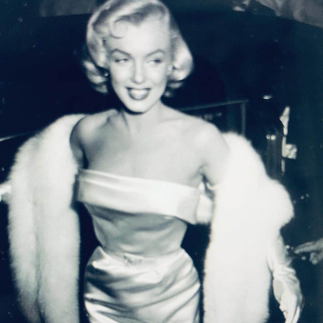ジェニーパッカムさんのインスタグラム写真 - (ジェニーパッカムInstagram)「If only- I could have dressed Marilyn. This dress was a copy of her ‘diamonds are a girls best friend’ shocking pink one. A satin sensation. x JP #marilynmonroe #stylequeen」6月1日 20時27分 - jennypackham