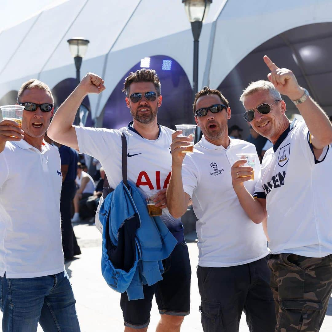 トッテナム・ホットスパーFCさんのインスタグラム写真 - (トッテナム・ホットスパーFCInstagram)「Spurs in Madrid! 🇪🇸 ☀️ #UCLfinal #COYS」6月1日 20時27分 - spursofficial