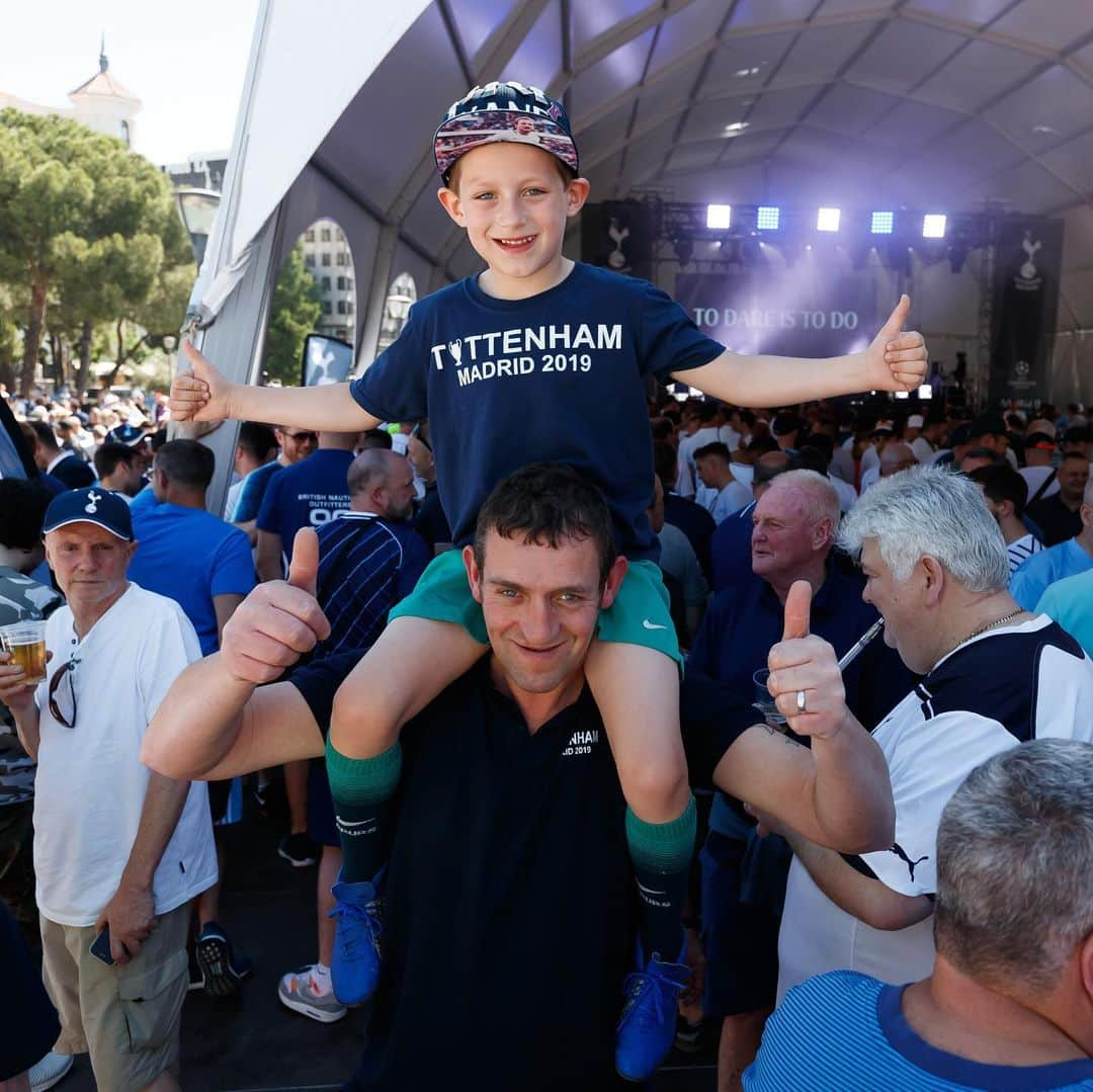 トッテナム・ホットスパーFCさんのインスタグラム写真 - (トッテナム・ホットスパーFCInstagram)「Spurs in Madrid! 🇪🇸 ☀️ #UCLfinal #COYS」6月1日 20時27分 - spursofficial